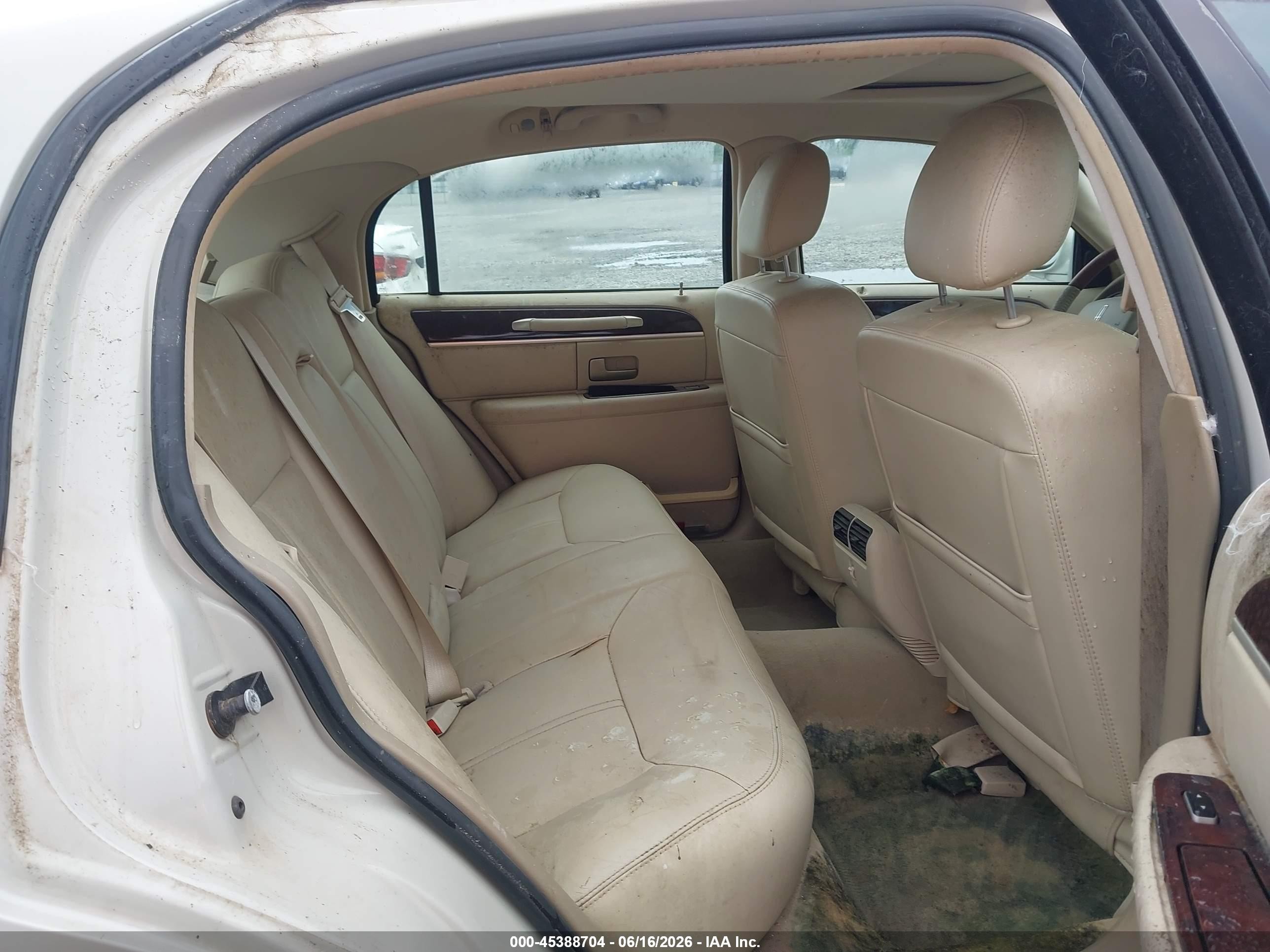 2007 Lincoln Town Car   Cream vin: 1LNHM82V37Y620055