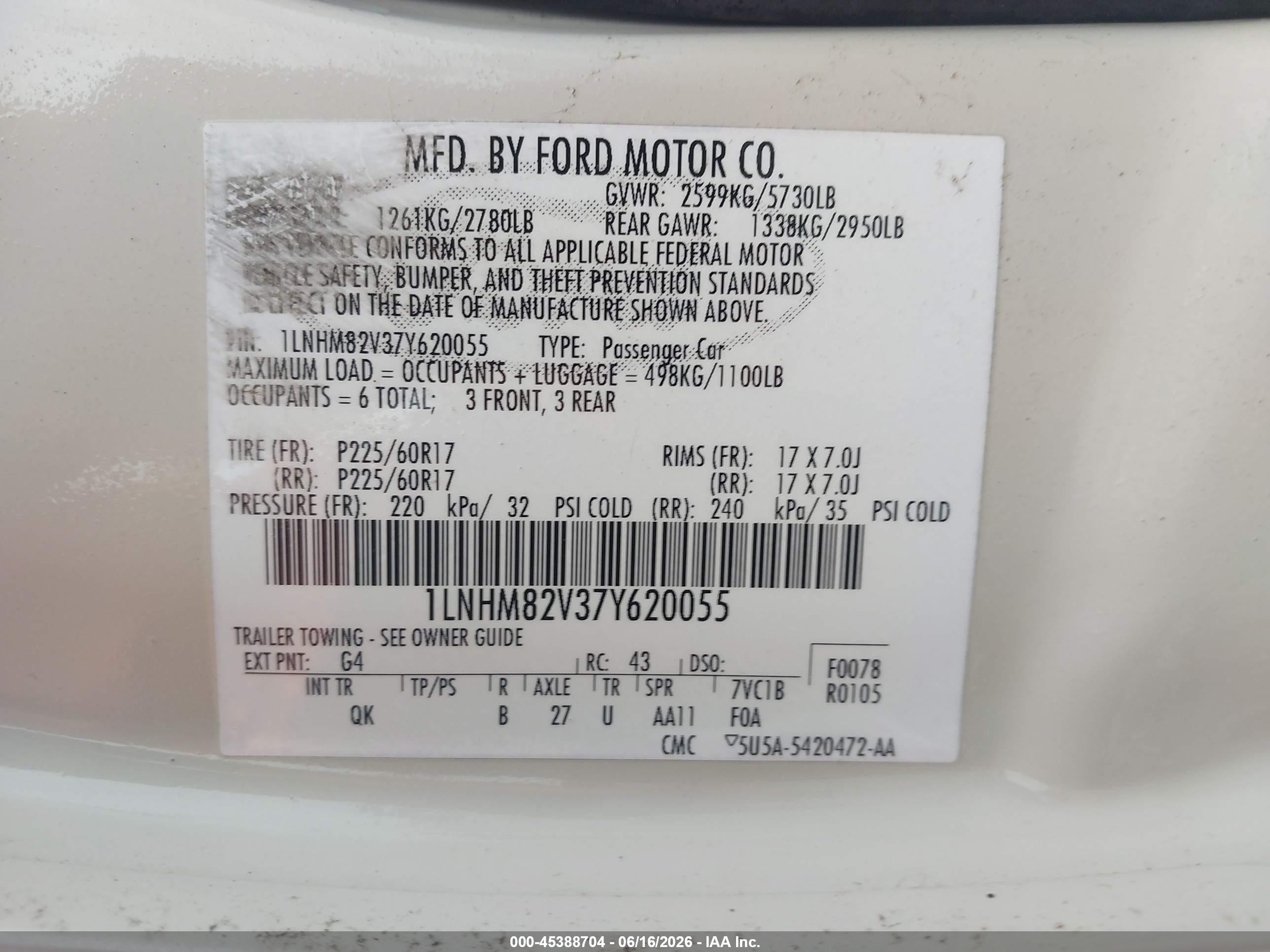 2007 Lincoln Town Car   Cream vin: 1LNHM82V37Y620055