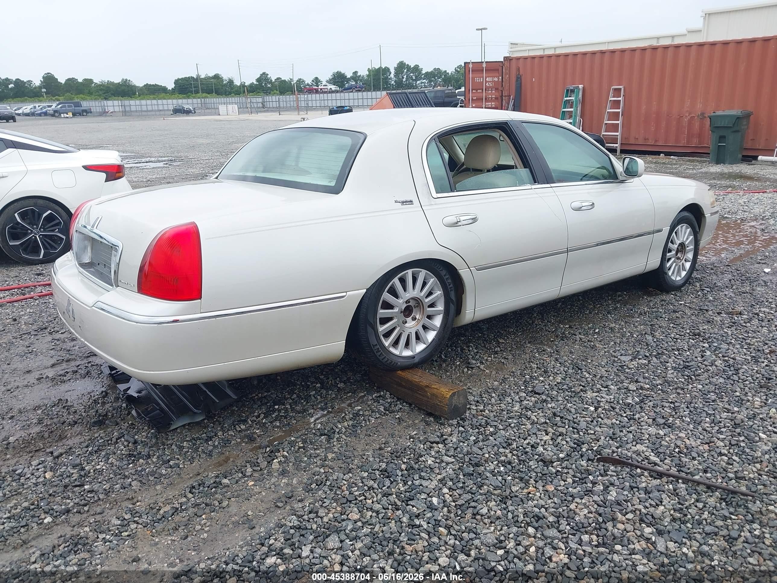 2007 Lincoln Town Car   Cream vin: 1LNHM82V37Y620055