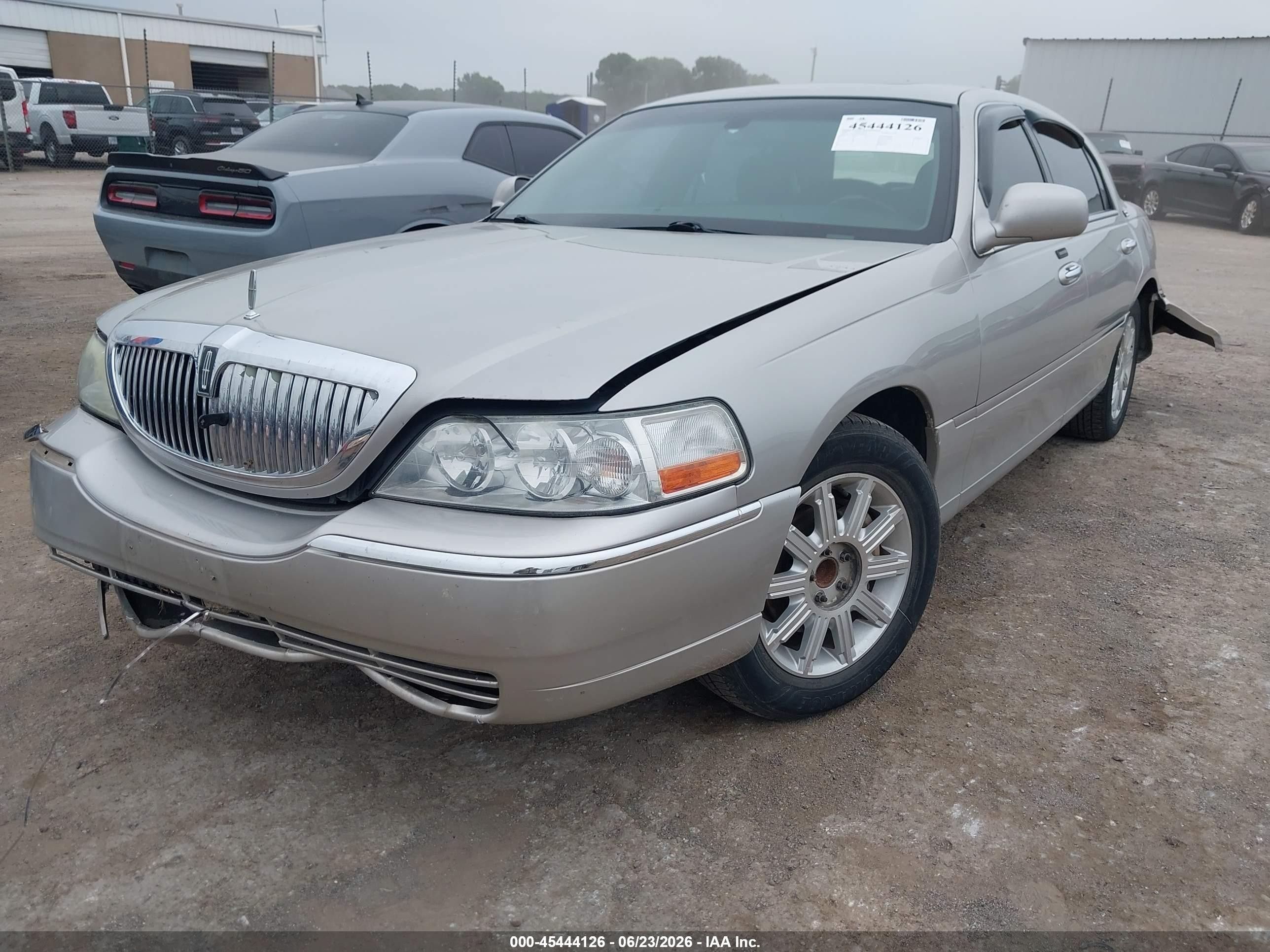 2006 Lincoln Town Car Signature Limited Silver vin: 1LNHM82V46Y646808