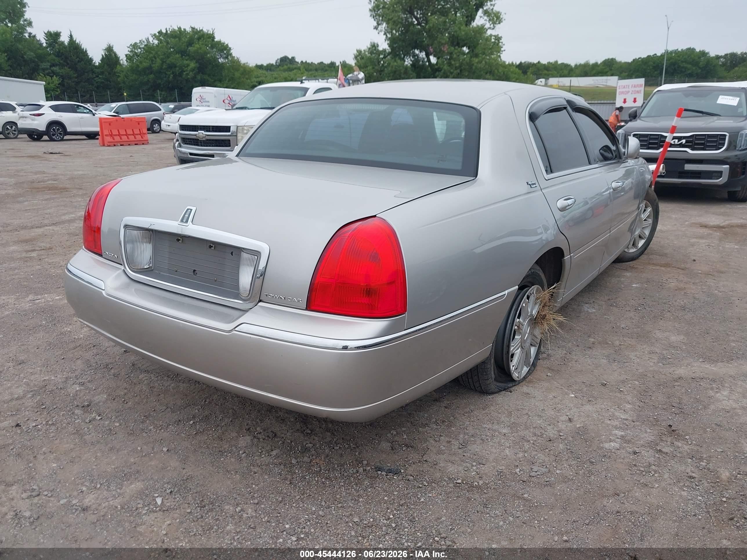 2006 Lincoln Town Car Signature Limited Silver vin: 1LNHM82V46Y646808