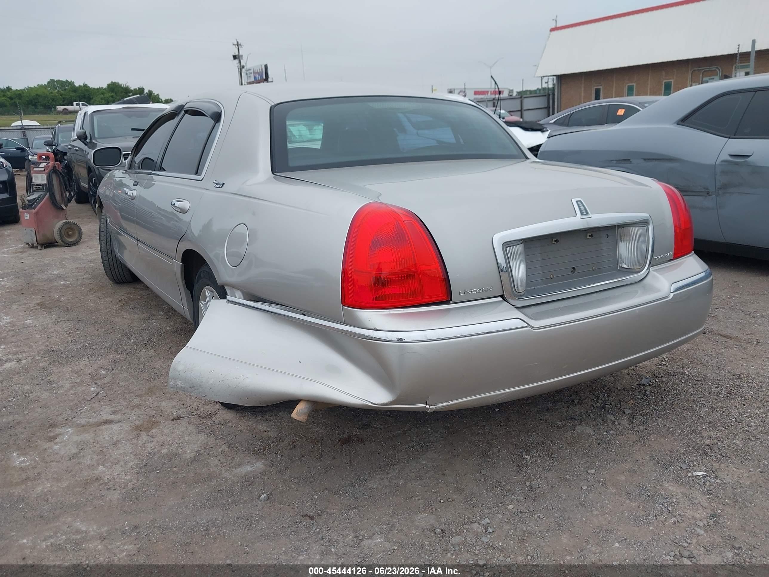 2006 Lincoln Town Car Signature Limited Silver vin: 1LNHM82V46Y646808