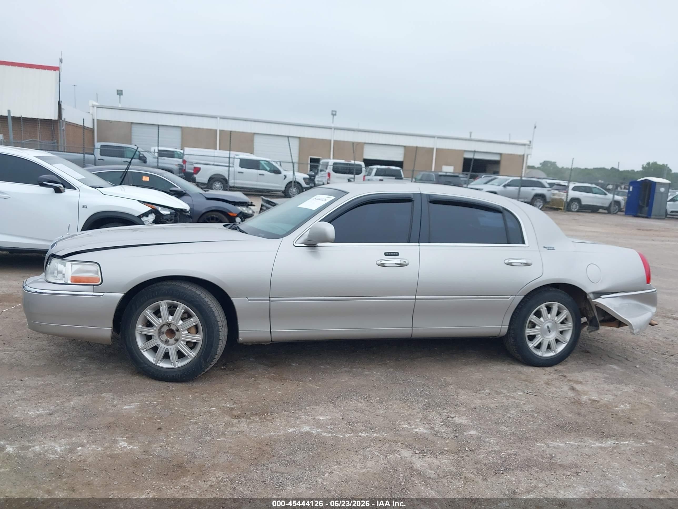 2006 Lincoln Town Car Signature Limited Silver vin: 1LNHM82V46Y646808