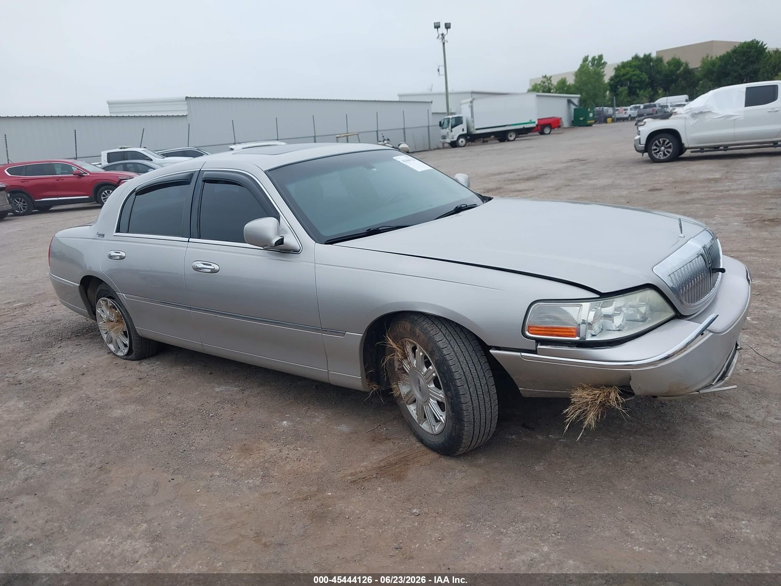 2006 Lincoln Town Car Signature Limited Silver vin: 1LNHM82V46Y646808