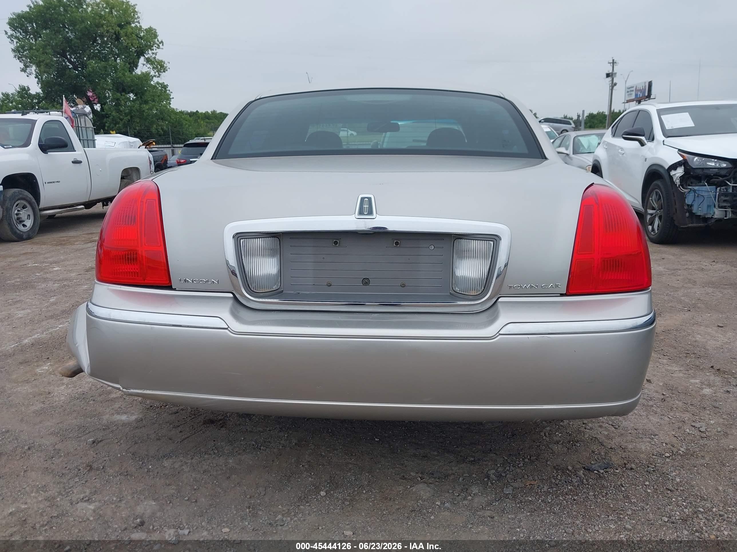 2006 Lincoln Town Car Signature Limited Silver vin: 1LNHM82V46Y646808