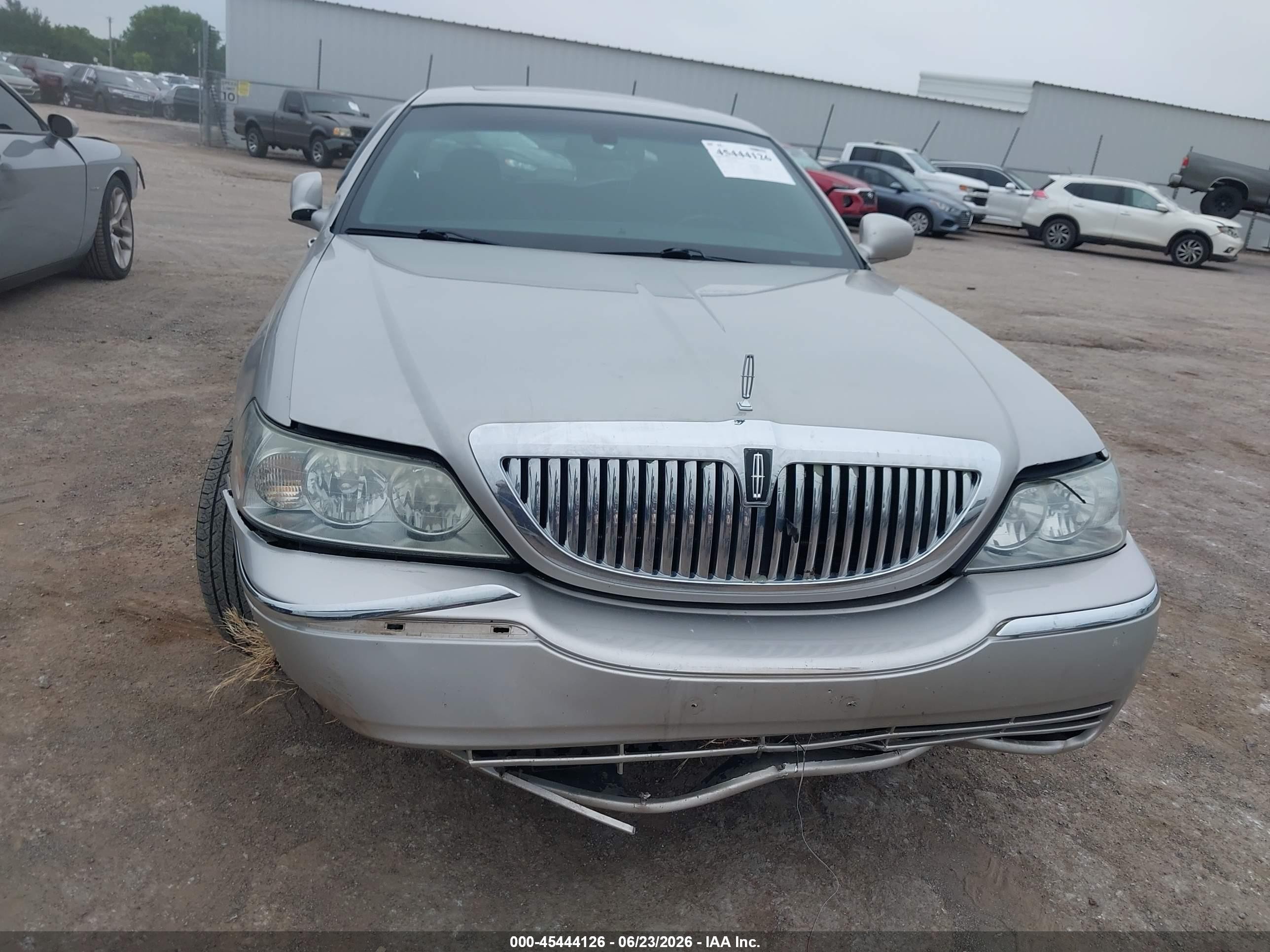 2006 Lincoln Town Car Signature Limited Silver vin: 1LNHM82V46Y646808