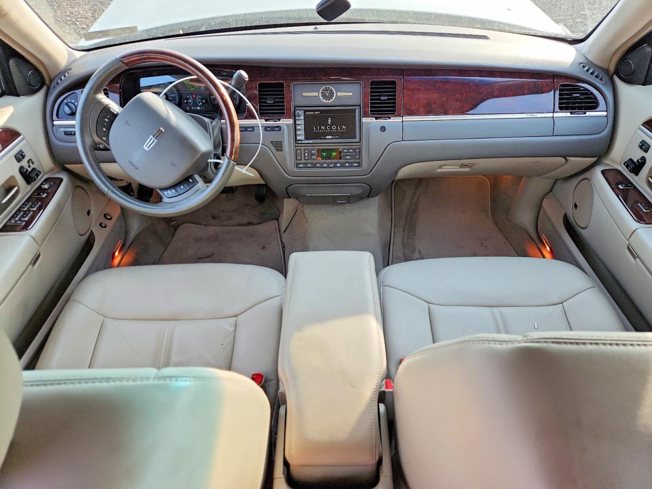 2007 Lincoln Town Car Signature Limited White vin: 1LNHM82V47Y600400