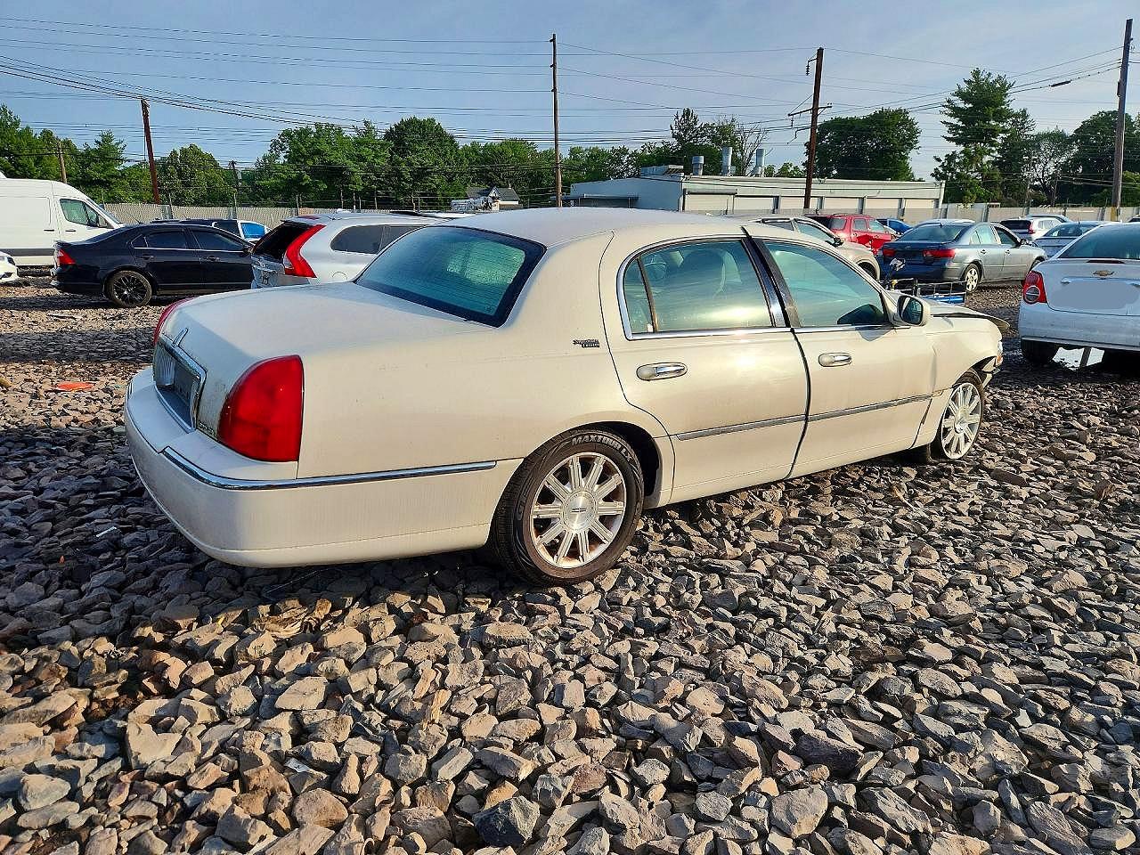 2007 Lincoln Town Car Signature Limited White vin: 1LNHM82V47Y600400
