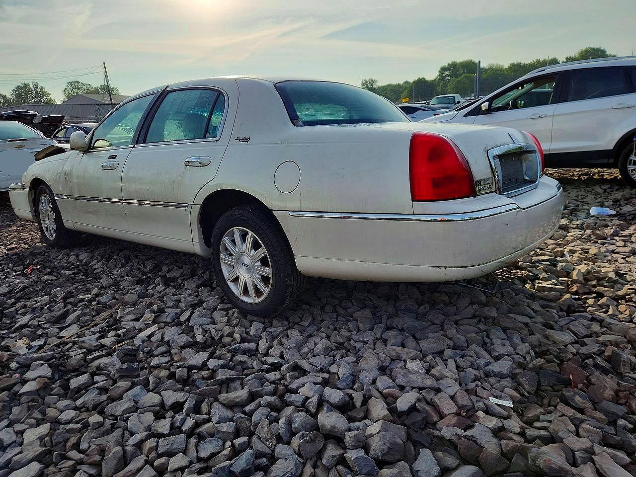 2007 Lincoln Town Car Signature Limited White vin: 1LNHM82V47Y600400