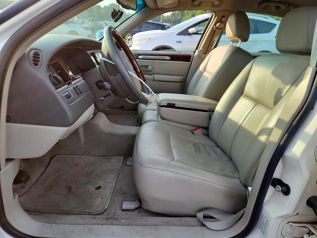 2007 Lincoln Town Car Signature Limited White vin: 1LNHM82V47Y600400