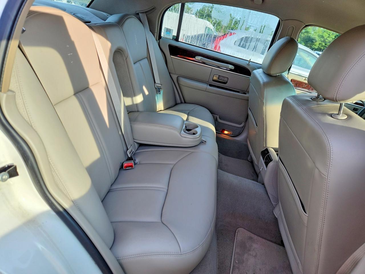 2007 Lincoln Town Car Signature Limited White vin: 1LNHM82V47Y600400