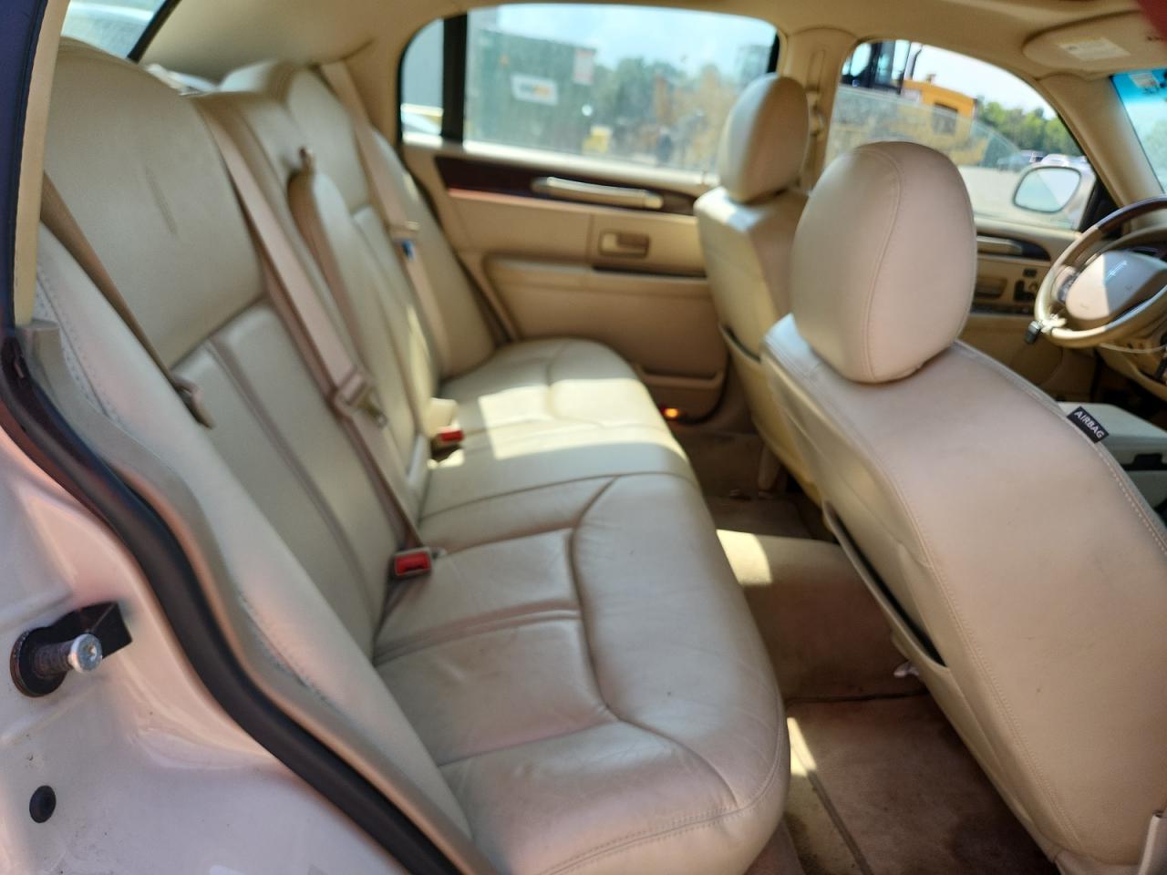 2006 Lincoln Town Car Signature Limited Beige vin: 1LNHM82V56Y617429