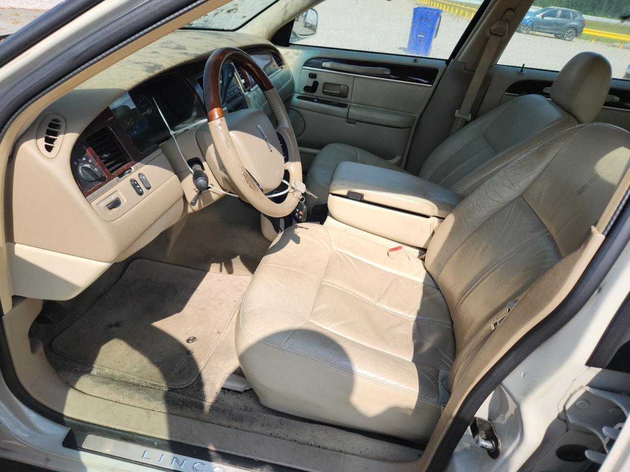 2006 Lincoln Town Car Signature Limited Beige vin: 1LNHM82V56Y617429