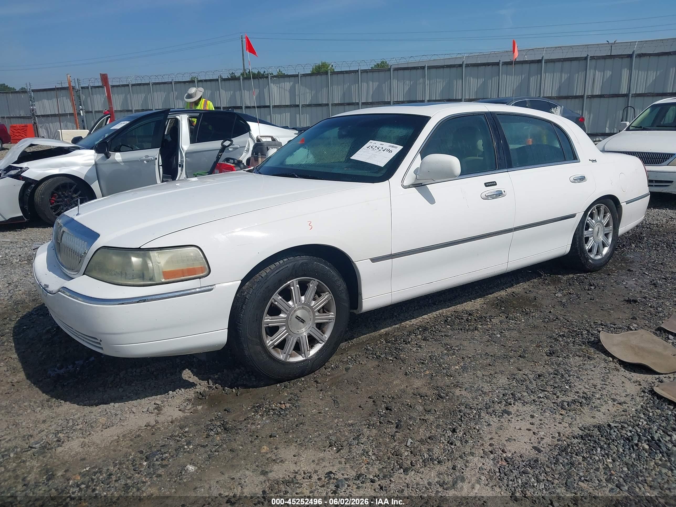 2006 Lincoln Town Car Signature Limited White vin: 1LNHM82V56Y625966
