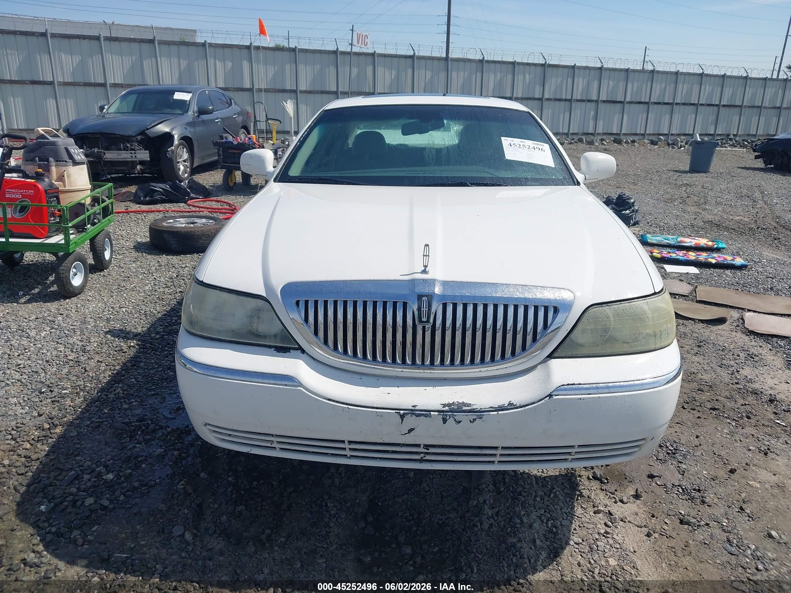 2006 Lincoln Town Car Signature Limited White vin: 1LNHM82V56Y625966