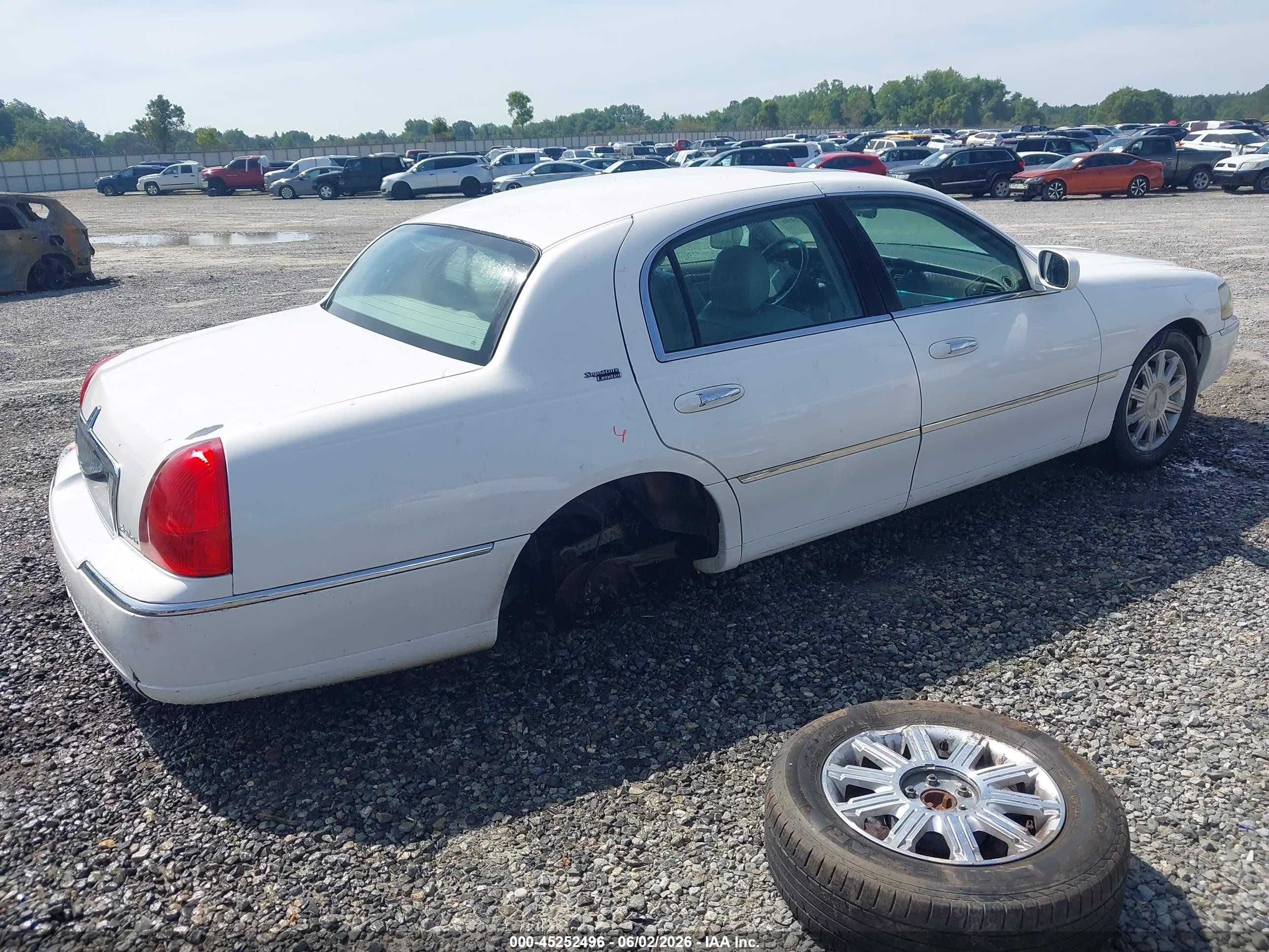 2006 Lincoln Town Car Signature Limited White vin: 1LNHM82V56Y625966