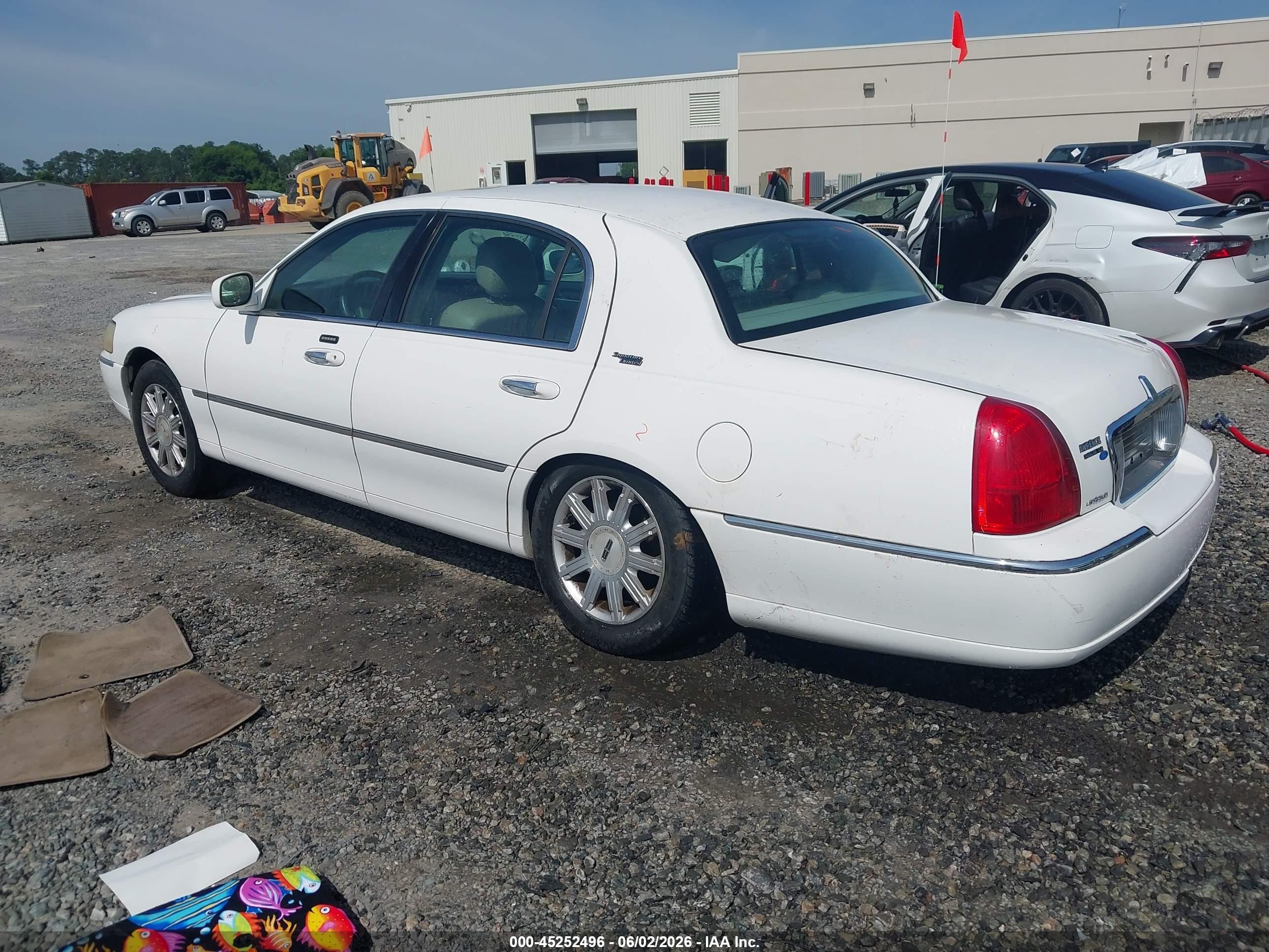 2006 Lincoln Town Car Signature Limited White vin: 1LNHM82V56Y625966