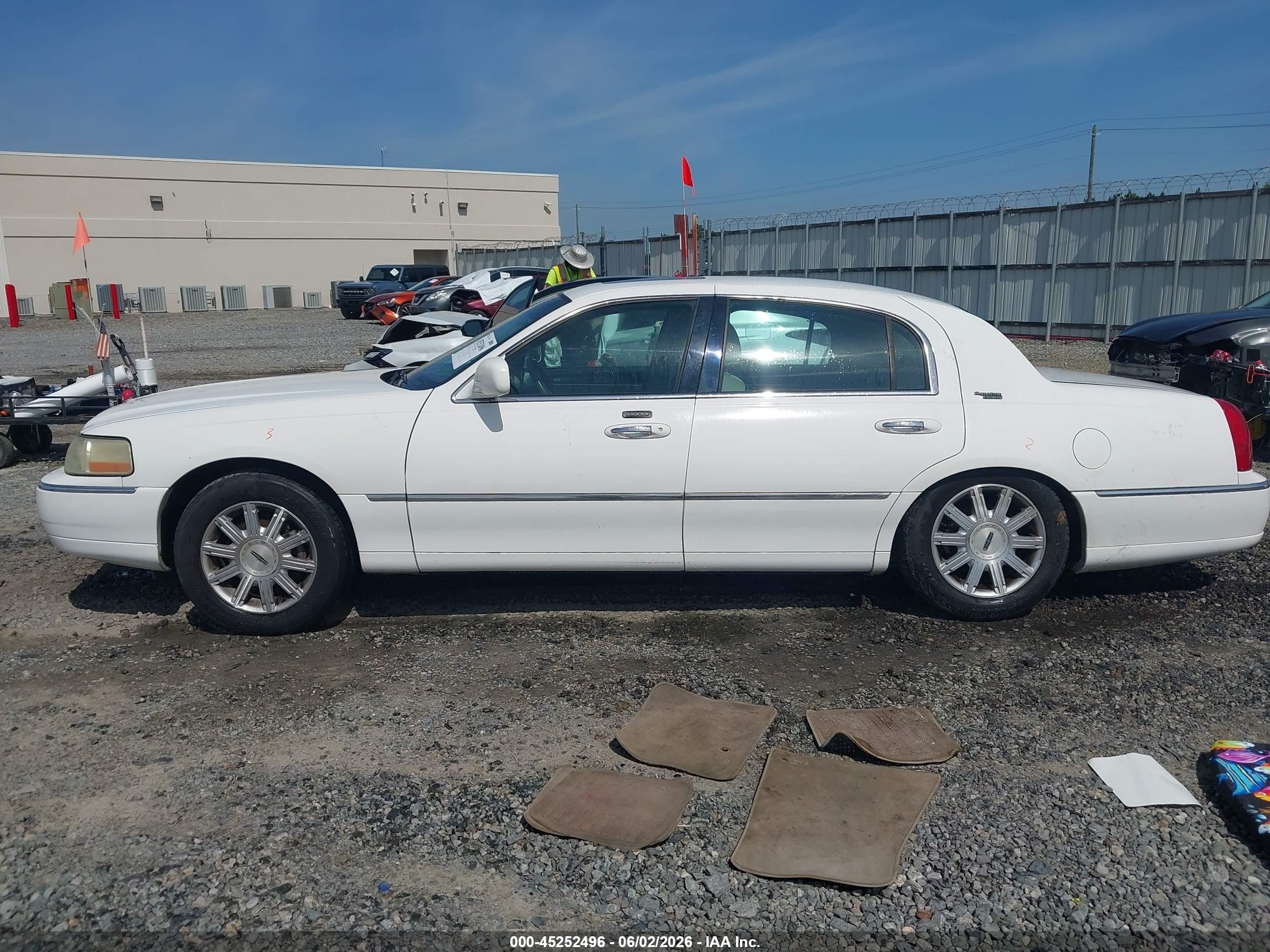 2006 Lincoln Town Car Signature Limited White vin: 1LNHM82V56Y625966