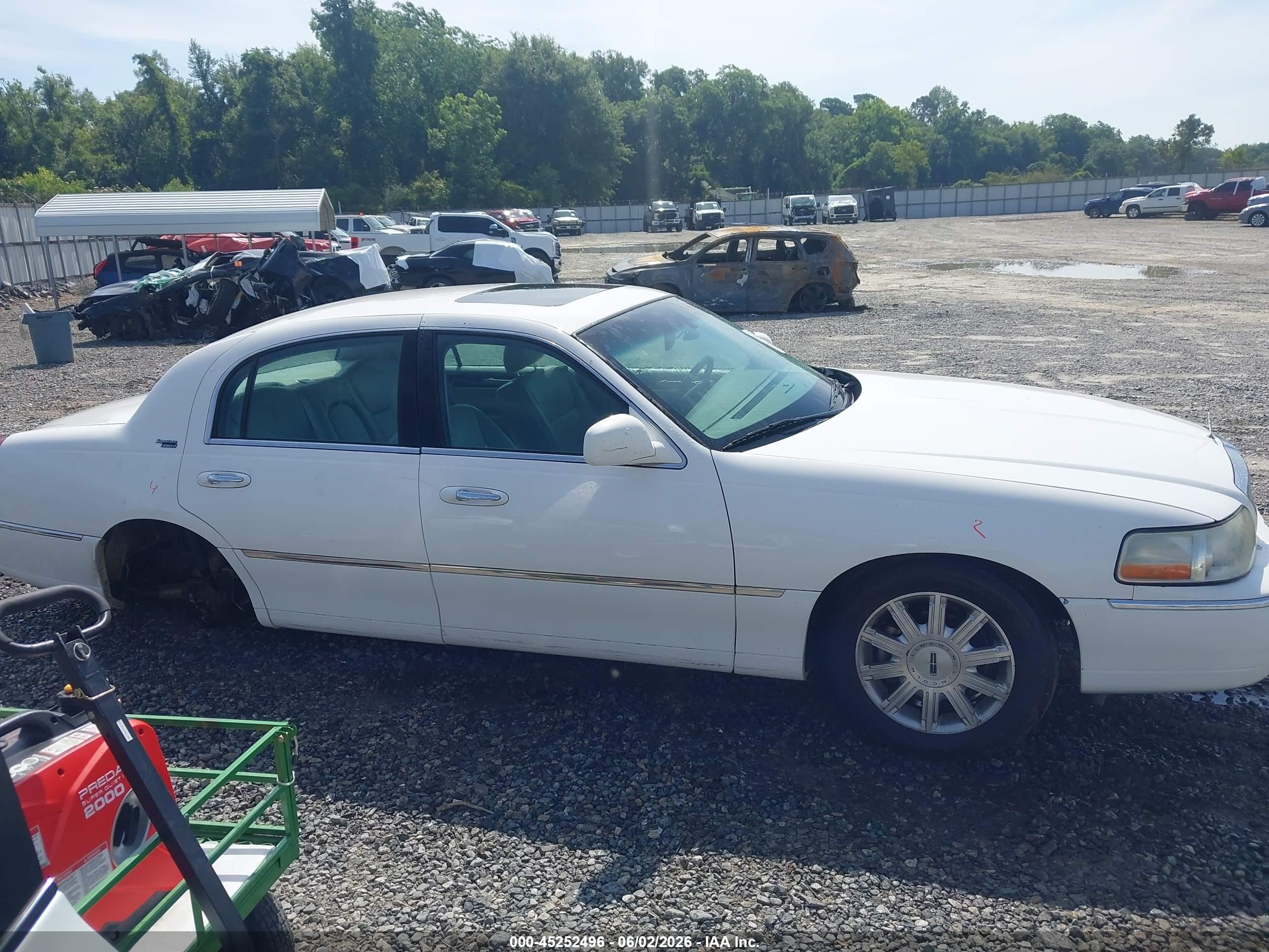 2006 Lincoln Town Car Signature Limited White vin: 1LNHM82V56Y625966