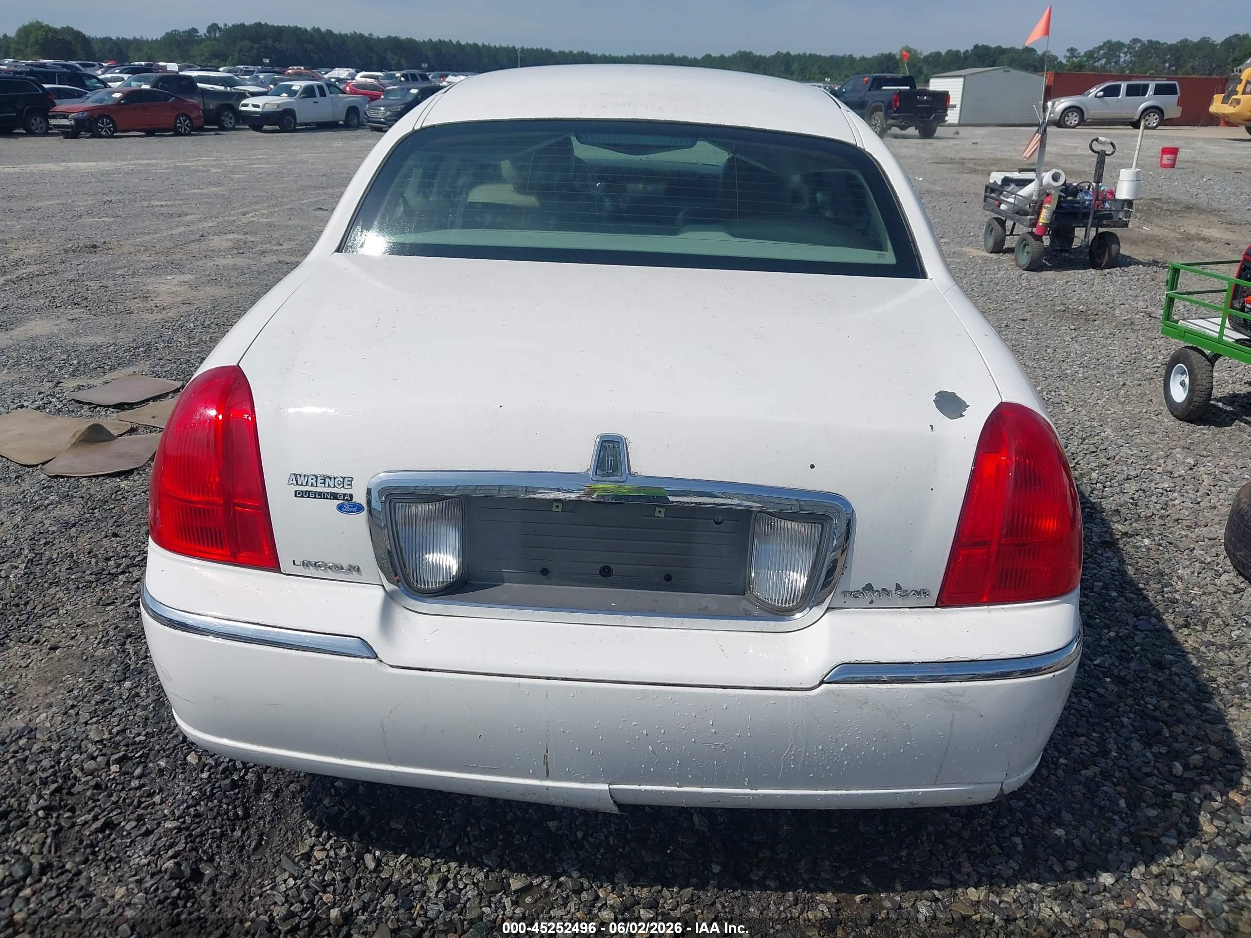 2006 Lincoln Town Car Signature Limited White vin: 1LNHM82V56Y625966