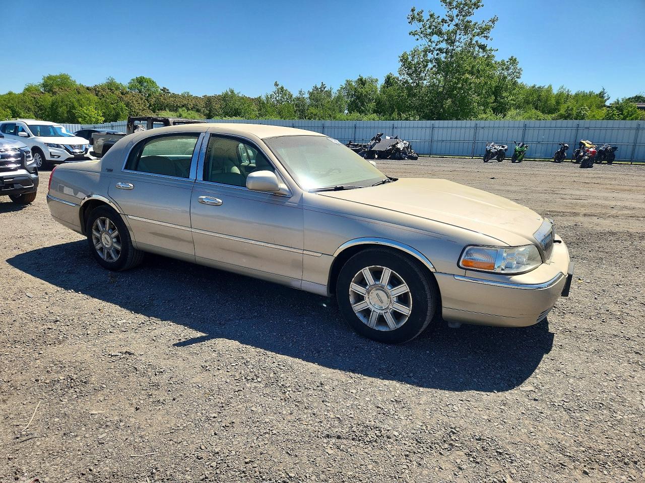 2007 Lincoln Town Car Signature Limited Бежевый vin: 1LNHM82V57Y600485