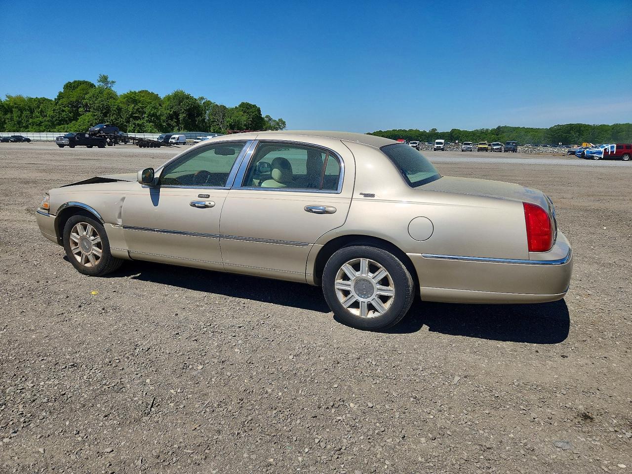 2007 Lincoln Town Car Signature Limited Бежевый vin: 1LNHM82V57Y600485