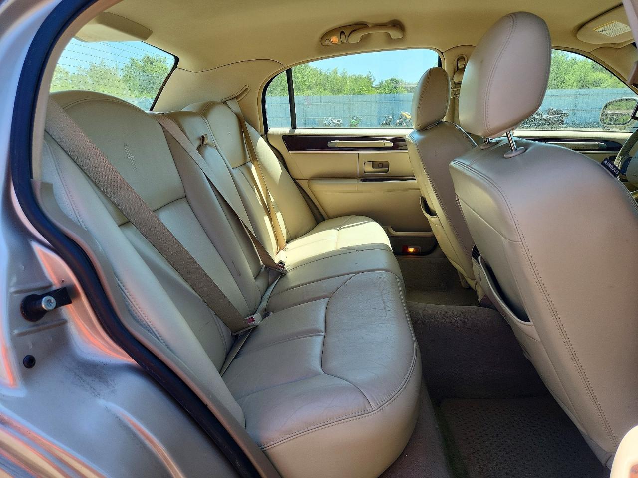 2007 Lincoln Town Car Signature Limited Бежевый vin: 1LNHM82V57Y600485