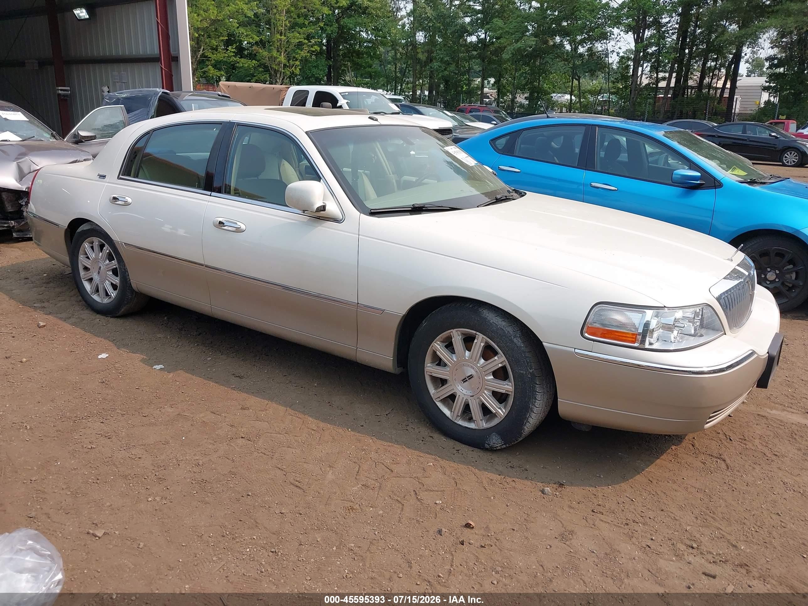 2007 Lincoln Town Car Signature Limited Cream vin: 1LNHM82V67Y638212