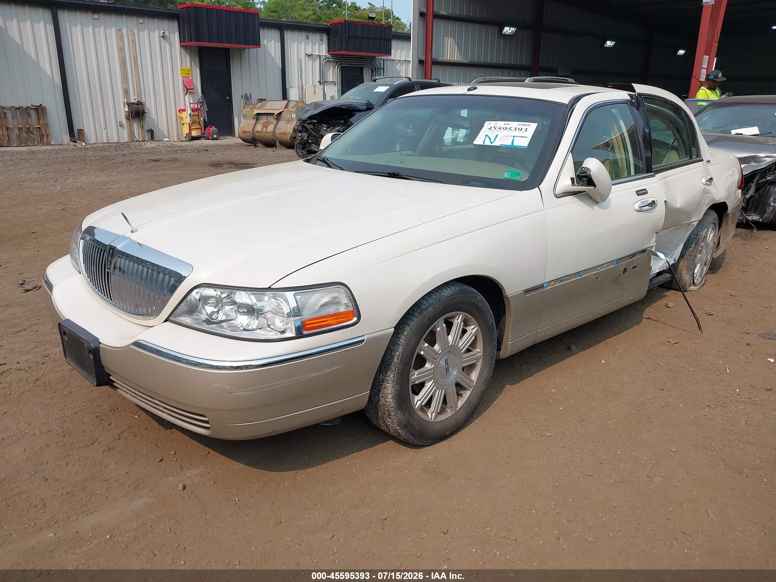 2007 Lincoln Town Car Signature Limited Cream vin: 1LNHM82V67Y638212