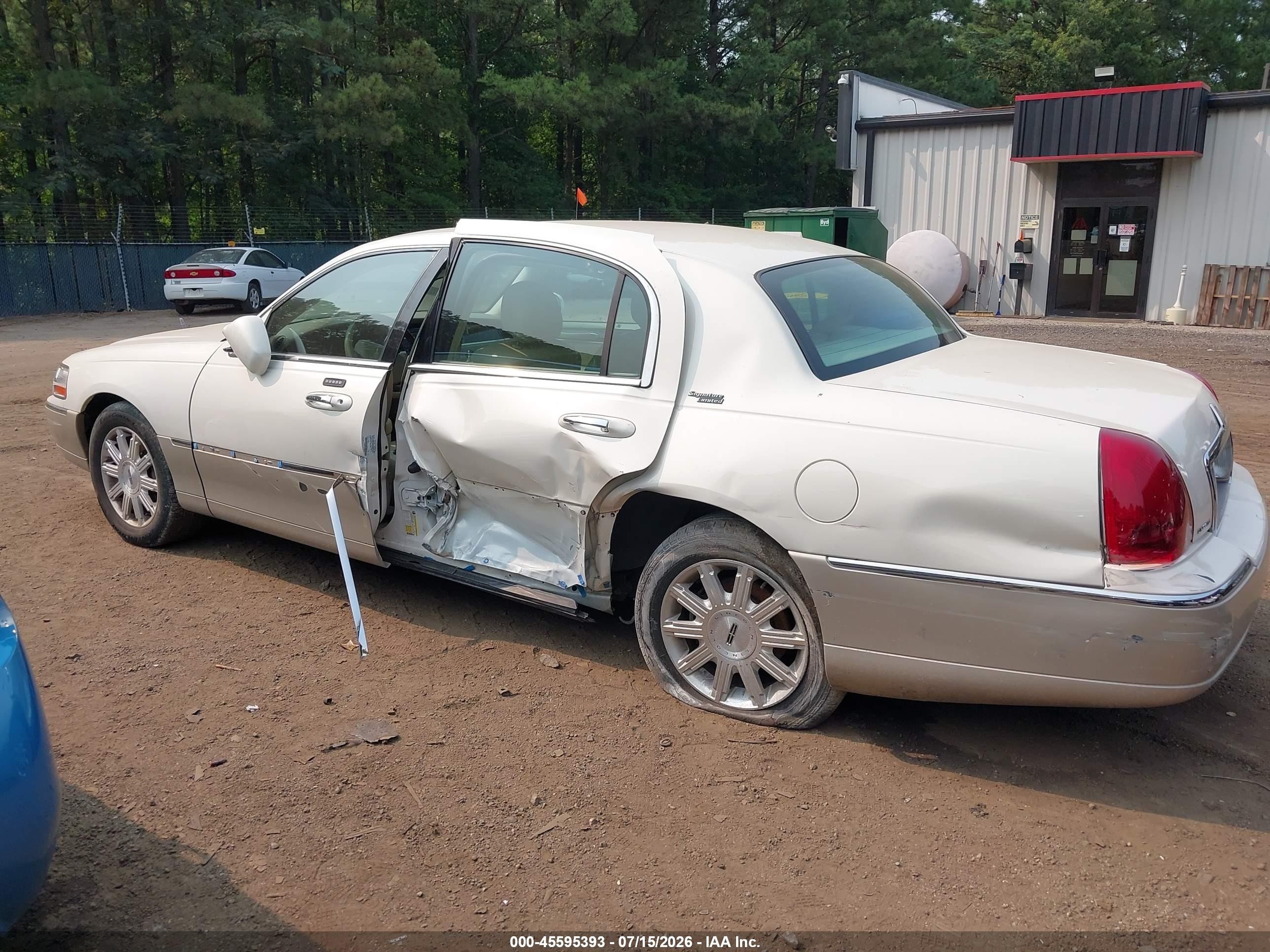 2007 Lincoln Town Car Signature Limited Cream vin: 1LNHM82V67Y638212