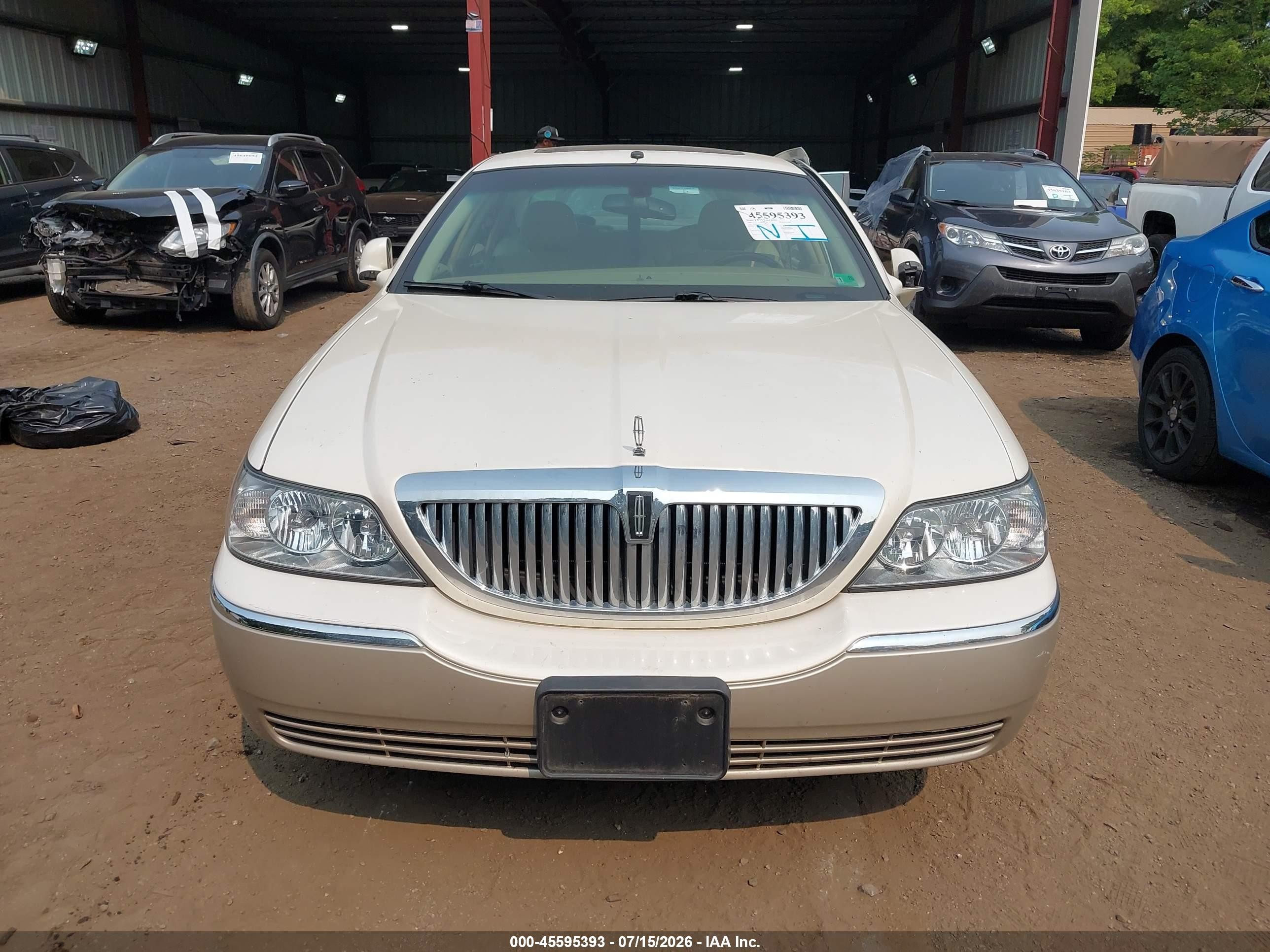 2007 Lincoln Town Car Signature Limited Cream vin: 1LNHM82V67Y638212