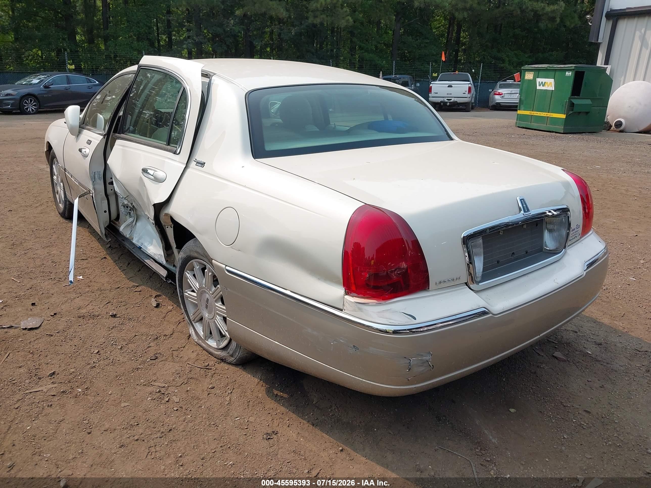 2007 Lincoln Town Car Signature Limited Cream vin: 1LNHM82V67Y638212