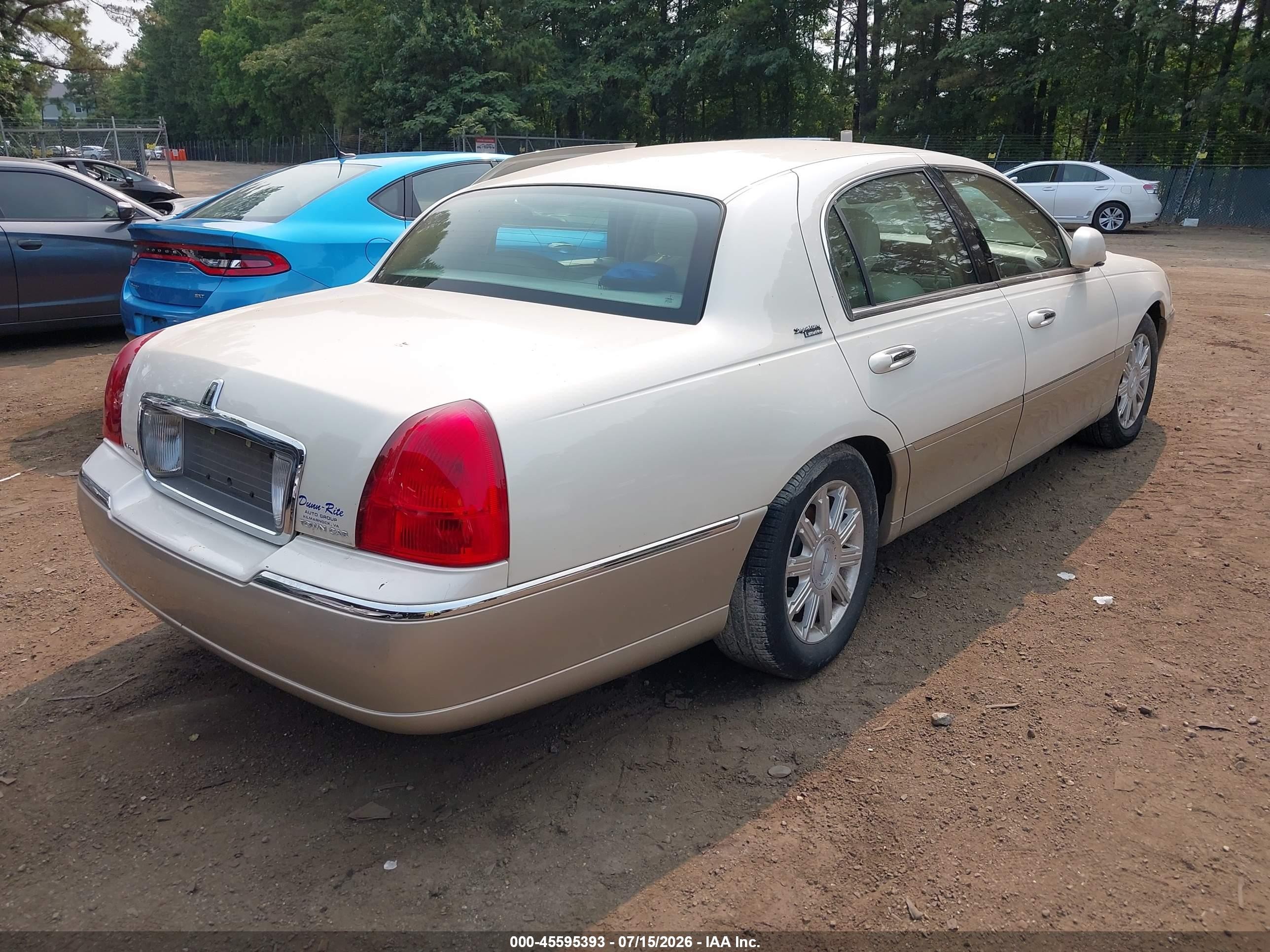 2007 Lincoln Town Car Signature Limited Cream vin: 1LNHM82V67Y638212