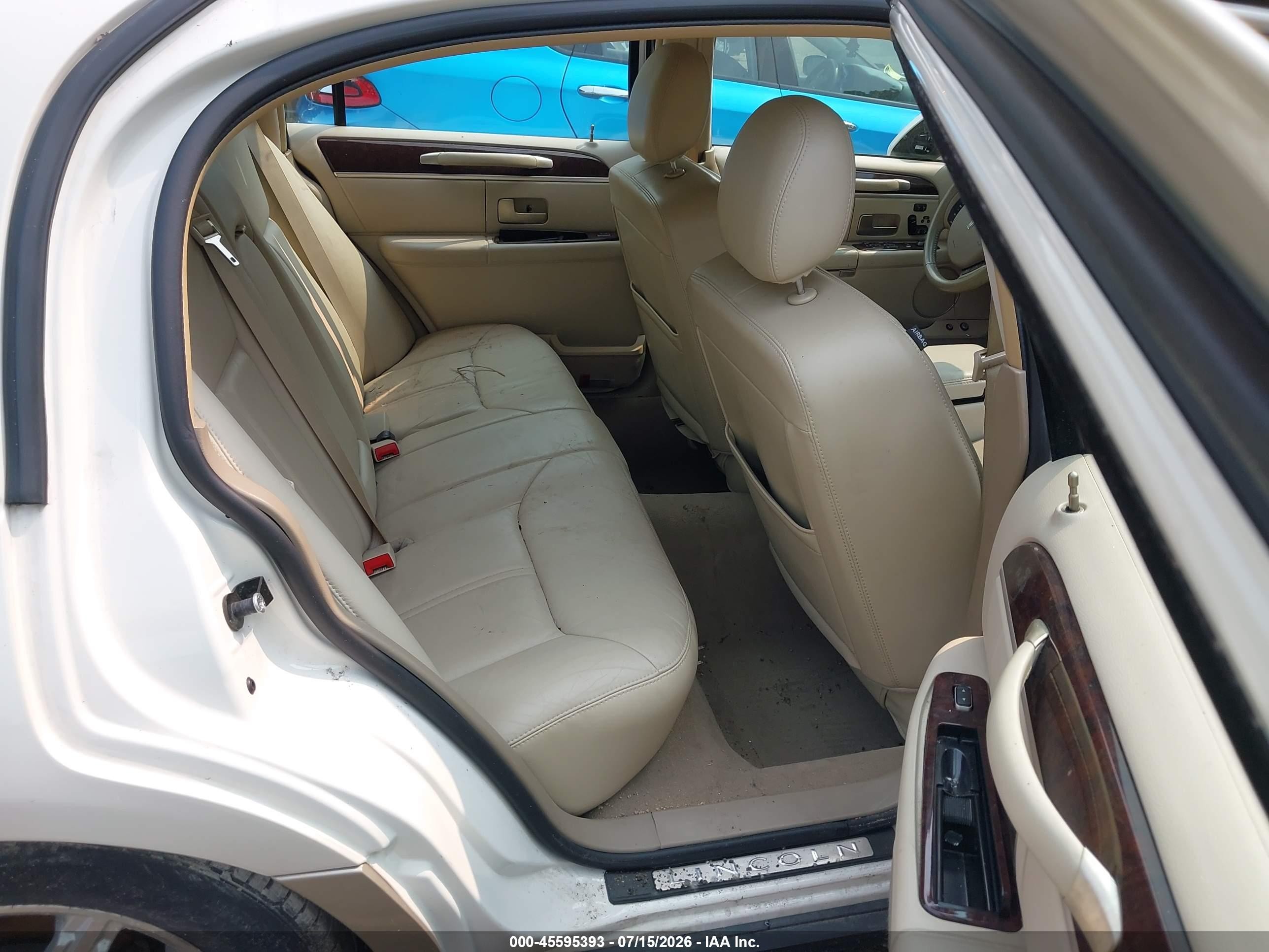 2007 Lincoln Town Car Signature Limited Cream vin: 1LNHM82V67Y638212