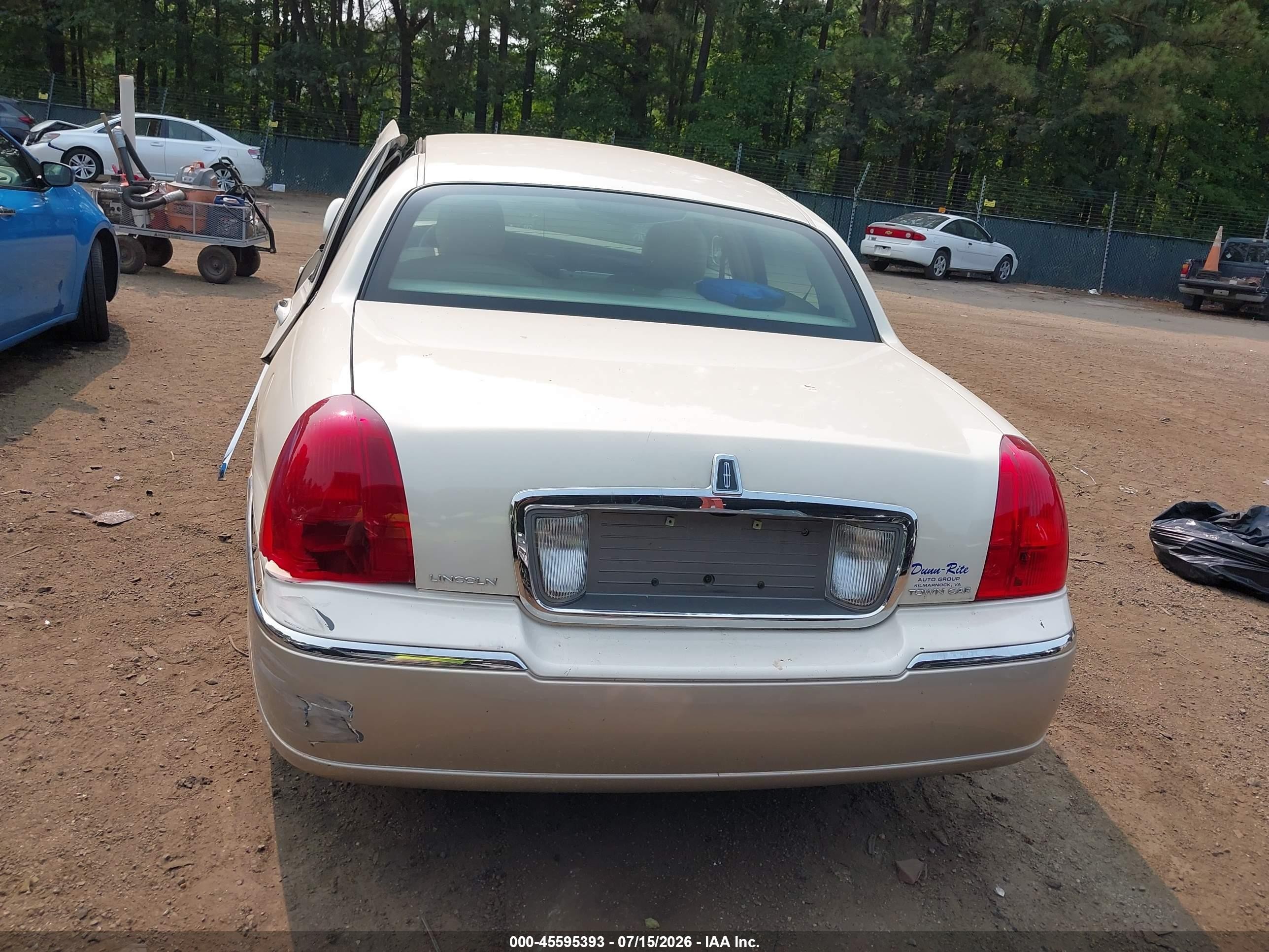 2007 Lincoln Town Car Signature Limited Cream vin: 1LNHM82V67Y638212