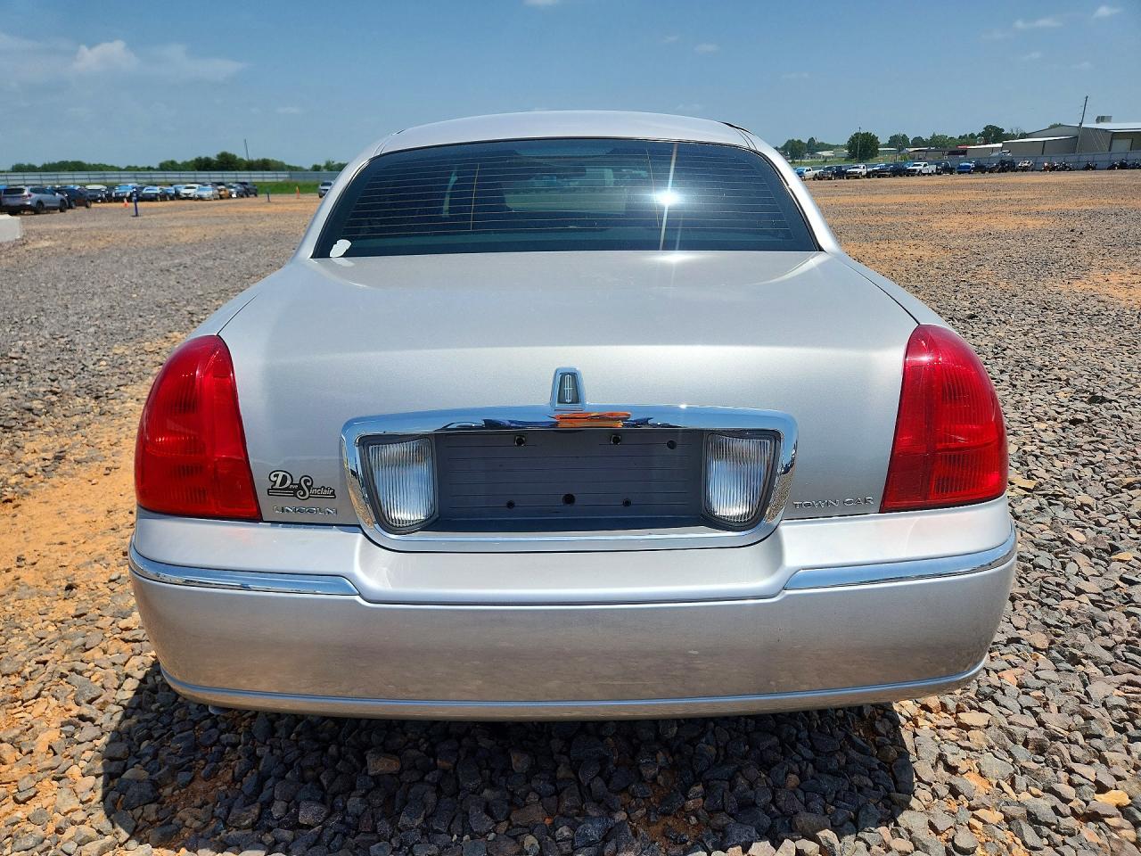 2007 Lincoln Town Car Signature Limited Silver vin: 1LNHM82V67Y639697