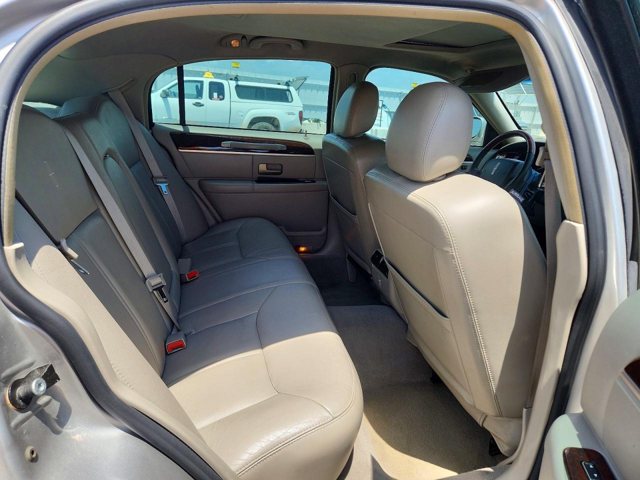 2007 Lincoln Town Car Signature Limited Silver vin: 1LNHM82V67Y639697