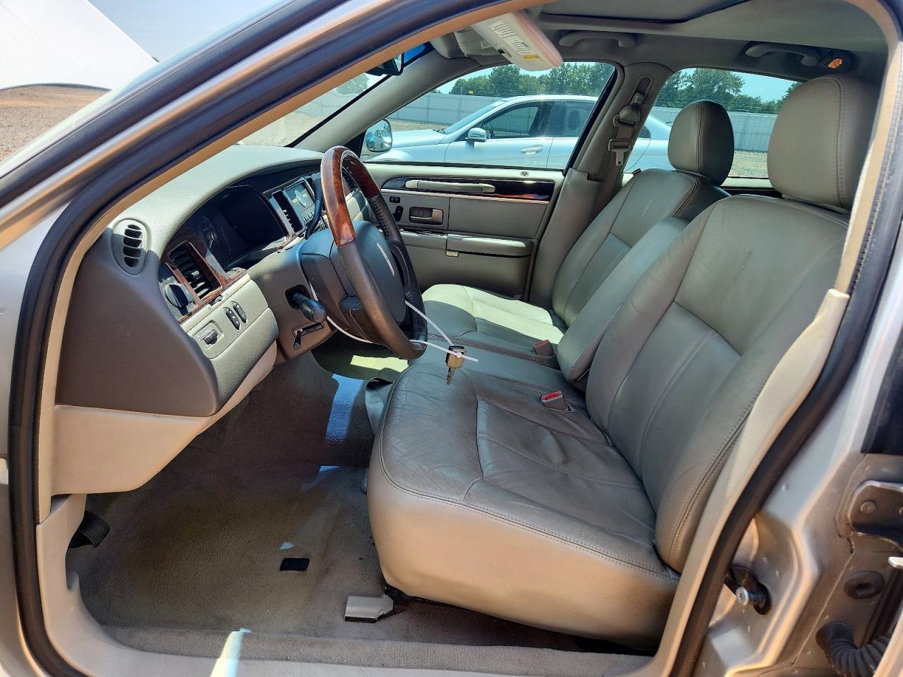 2007 Lincoln Town Car Signature Limited Silver vin: 1LNHM82V67Y639697