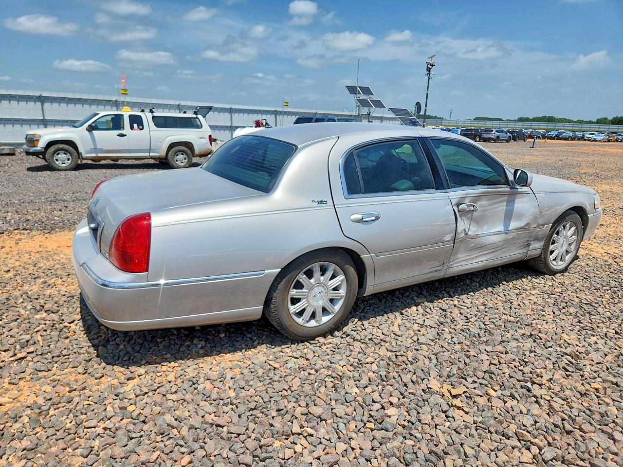 2007 Lincoln Town Car Signature Limited Silver vin: 1LNHM82V67Y639697
