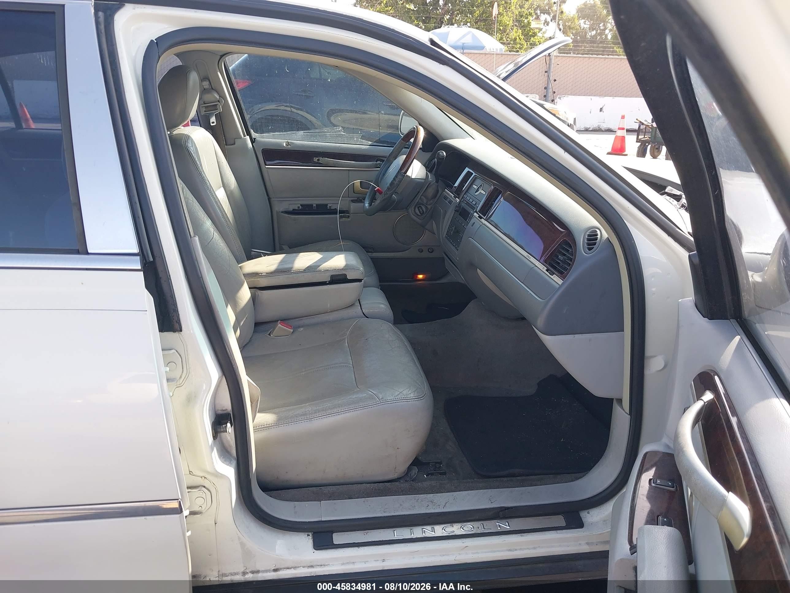 2006 Lincoln Town Car Signature Limited White vin: 1LNHM82V76Y622471