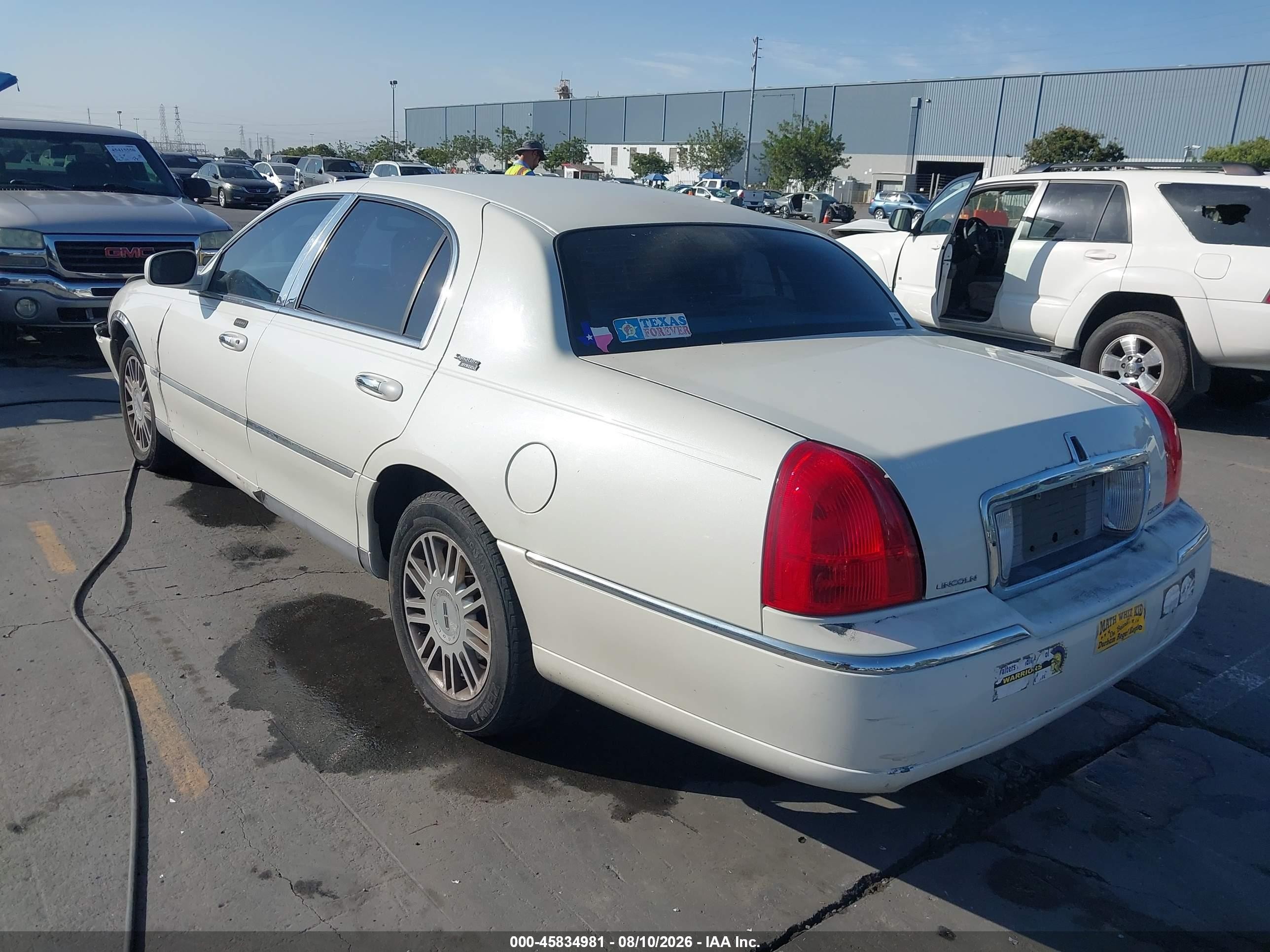 2006 Lincoln Town Car Signature Limited White vin: 1LNHM82V76Y622471