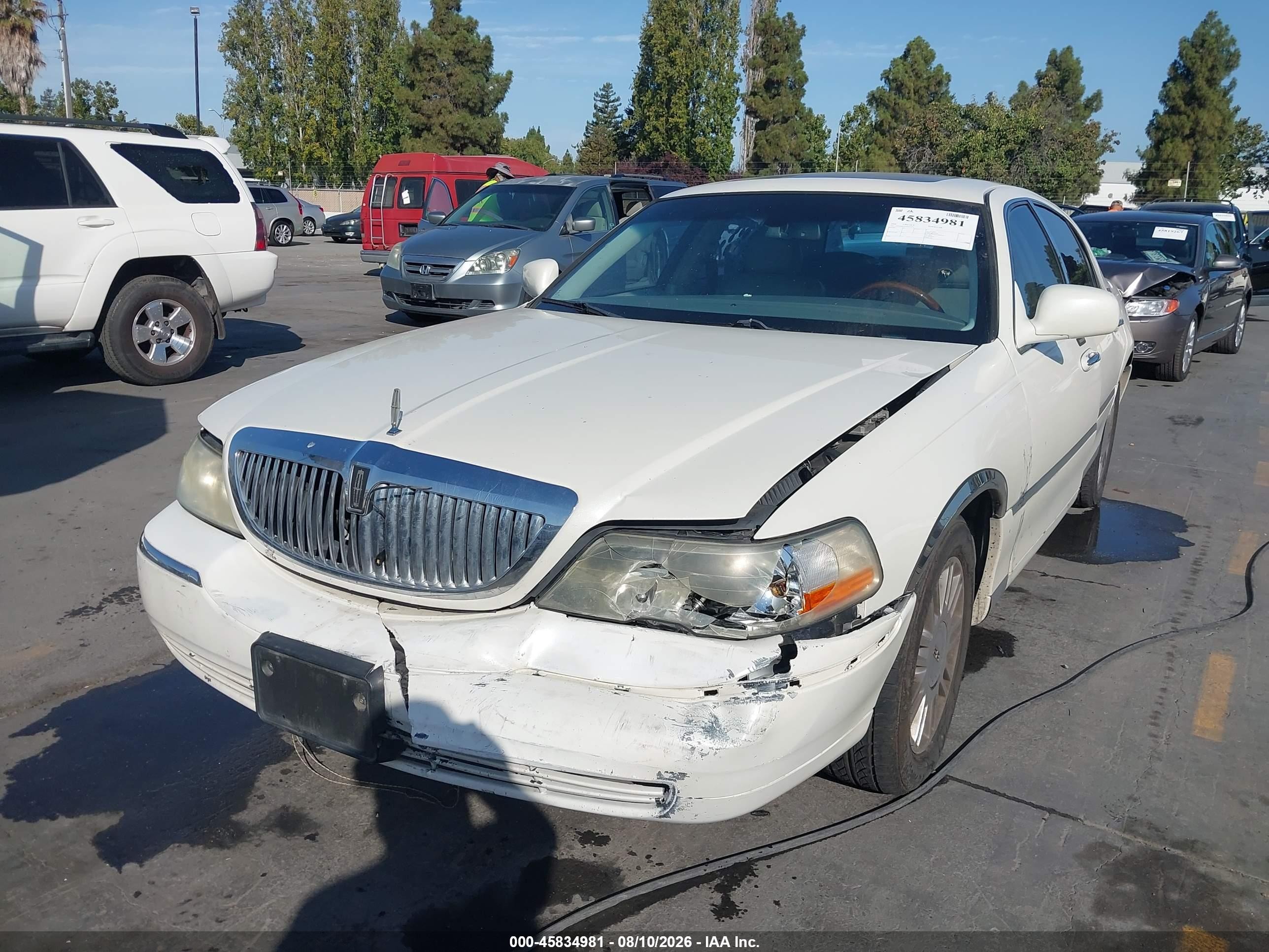 2006 Lincoln Town Car Signature Limited White vin: 1LNHM82V76Y622471