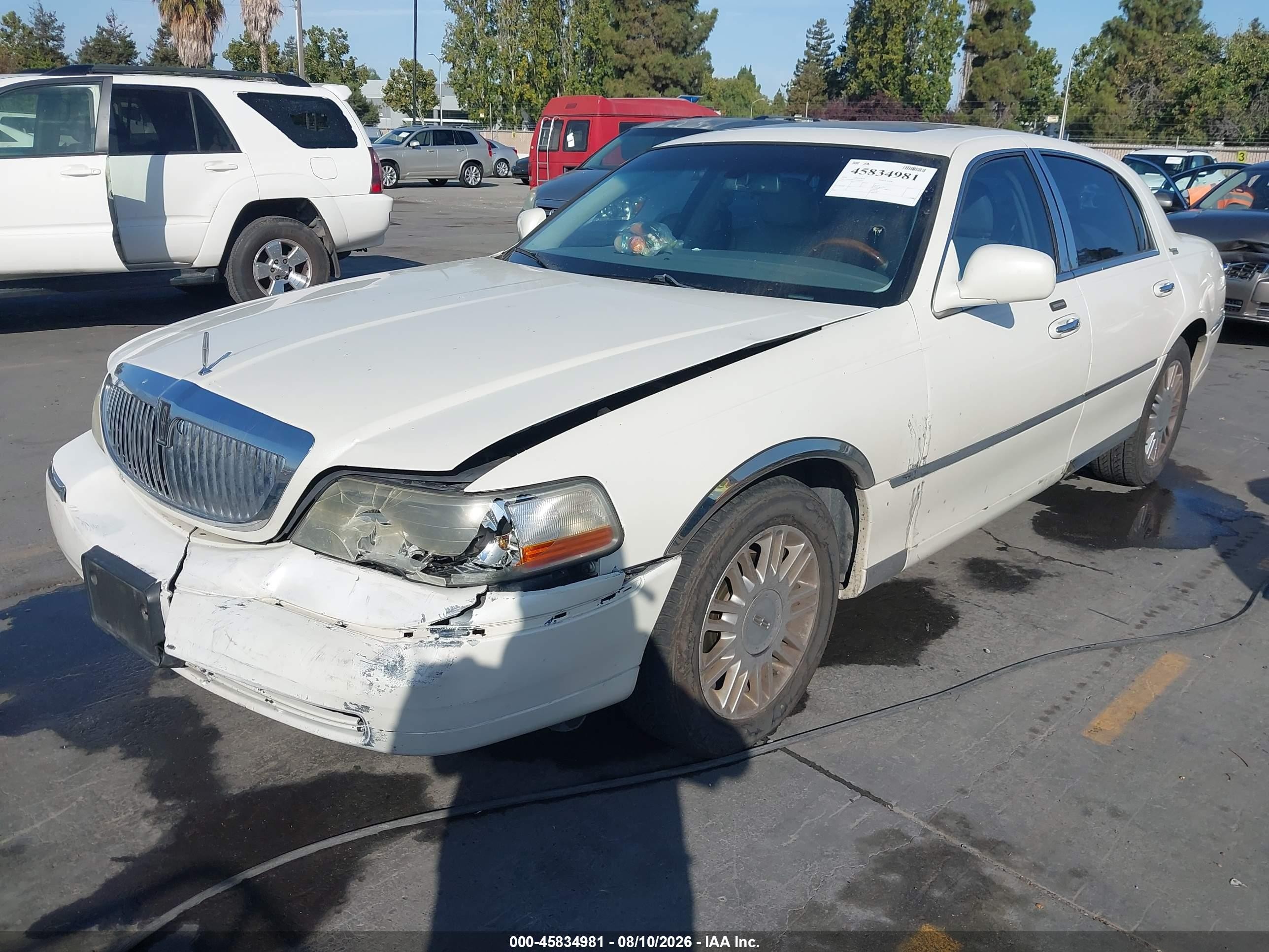 2006 Lincoln Town Car Signature Limited White vin: 1LNHM82V76Y622471