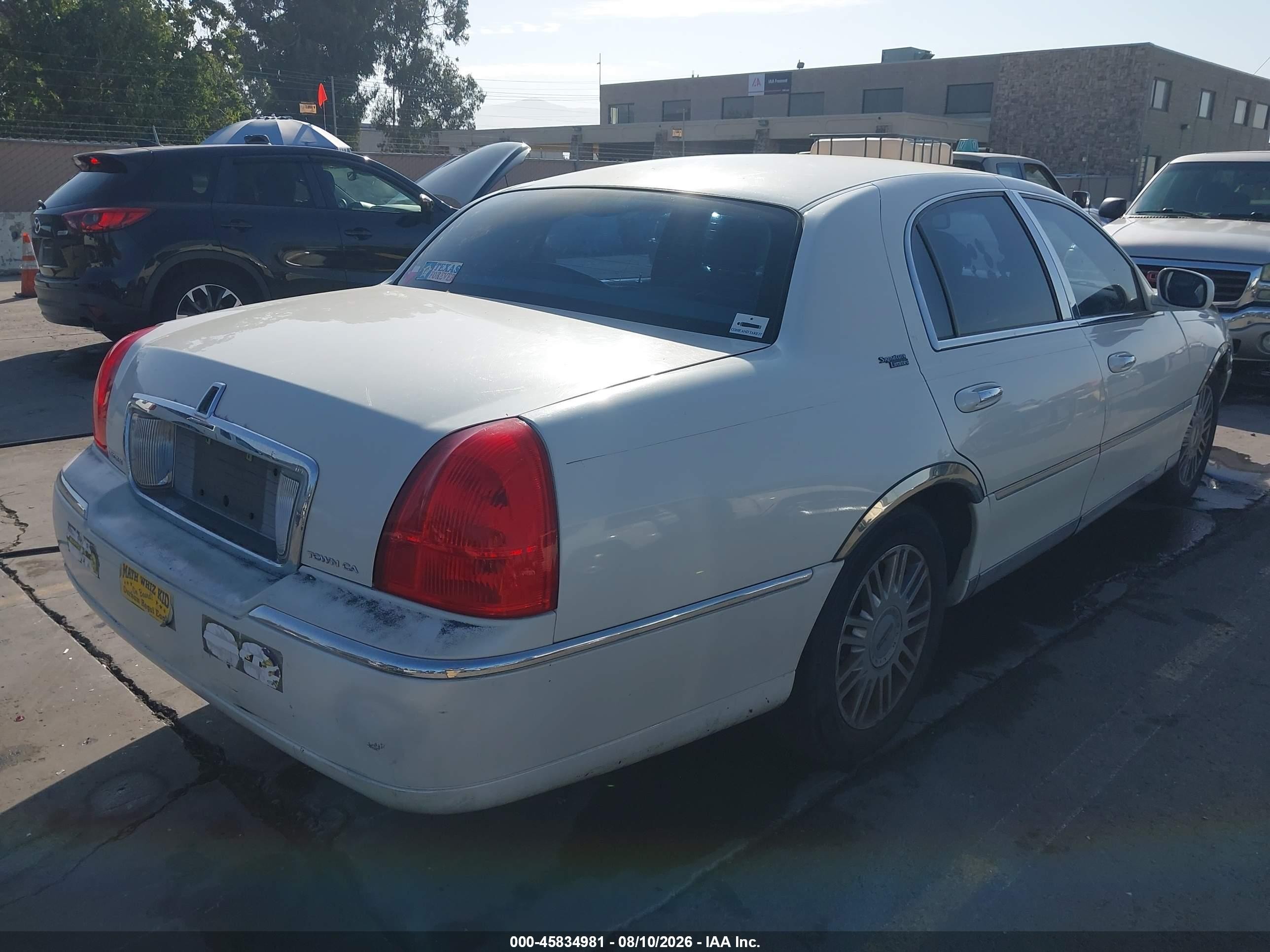 2006 Lincoln Town Car Signature Limited White vin: 1LNHM82V76Y622471