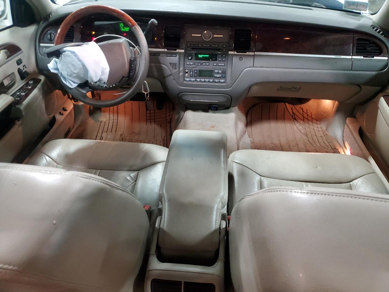 2007 Lincoln Town Car Signature Limited White vin: 1LNHM82V77Y628658