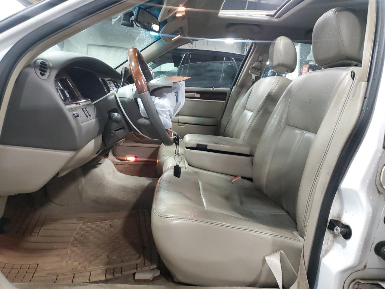 2007 Lincoln Town Car Signature Limited White vin: 1LNHM82V77Y628658