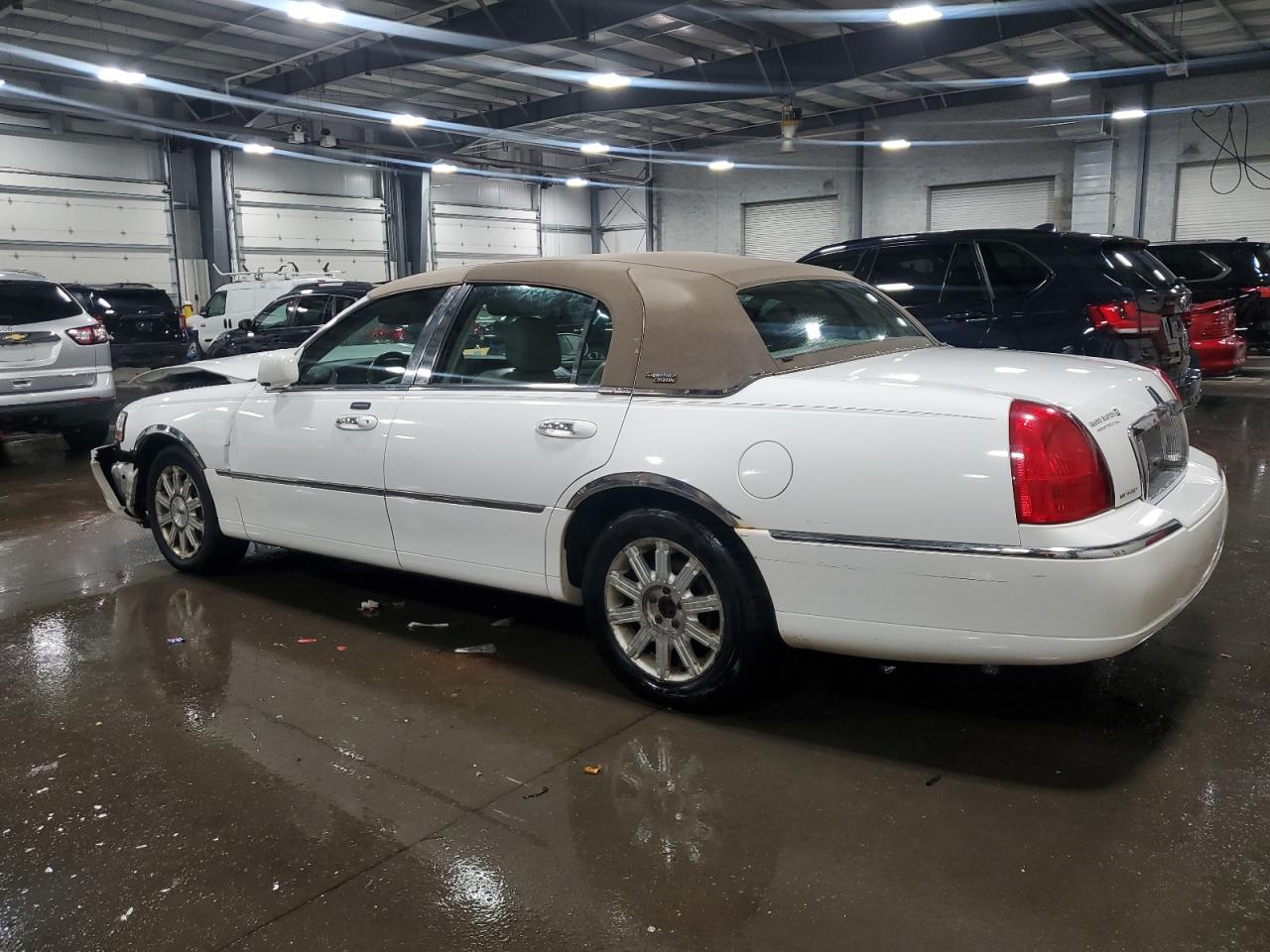 2007 Lincoln Town Car Signature Limited White vin: 1LNHM82V77Y628658