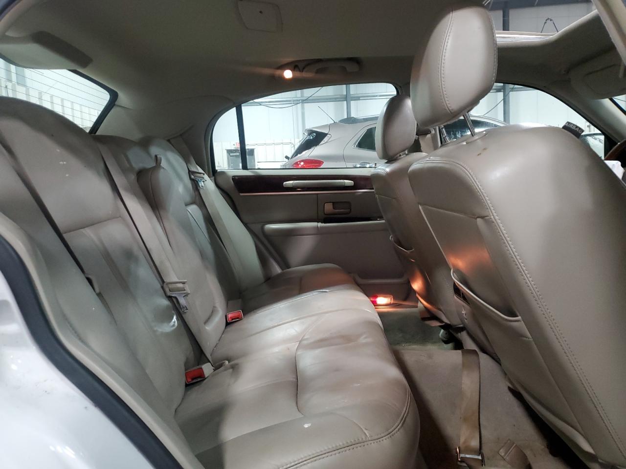 2007 Lincoln Town Car Signature Limited White vin: 1LNHM82V77Y628658