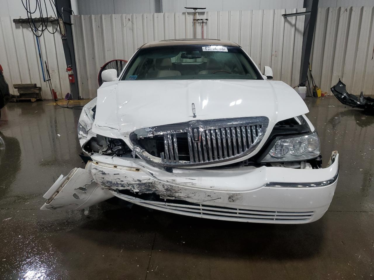 2007 Lincoln Town Car Signature Limited White vin: 1LNHM82V77Y628658