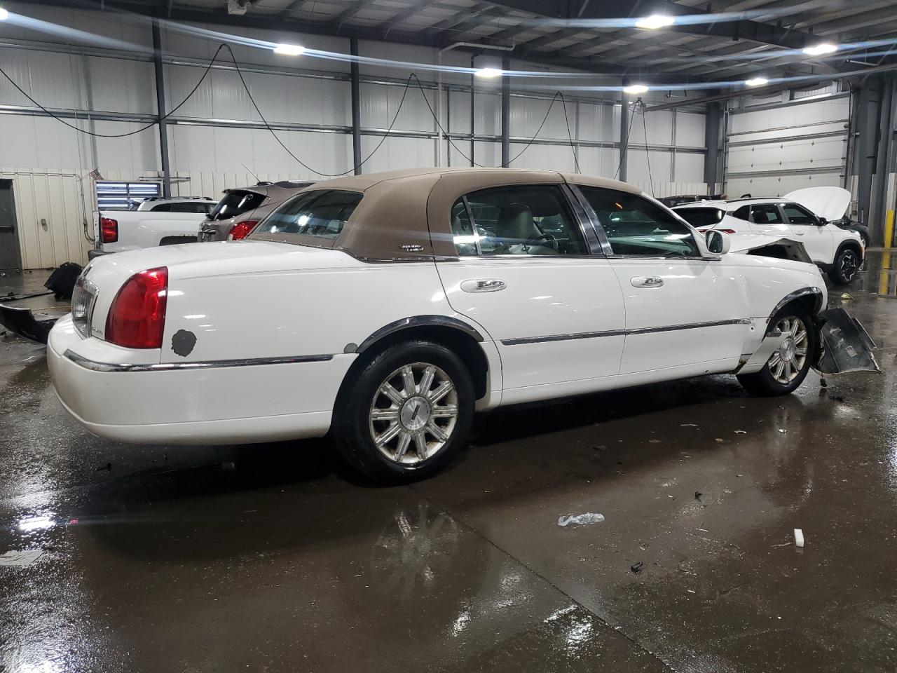 2007 Lincoln Town Car Signature Limited White vin: 1LNHM82V77Y628658